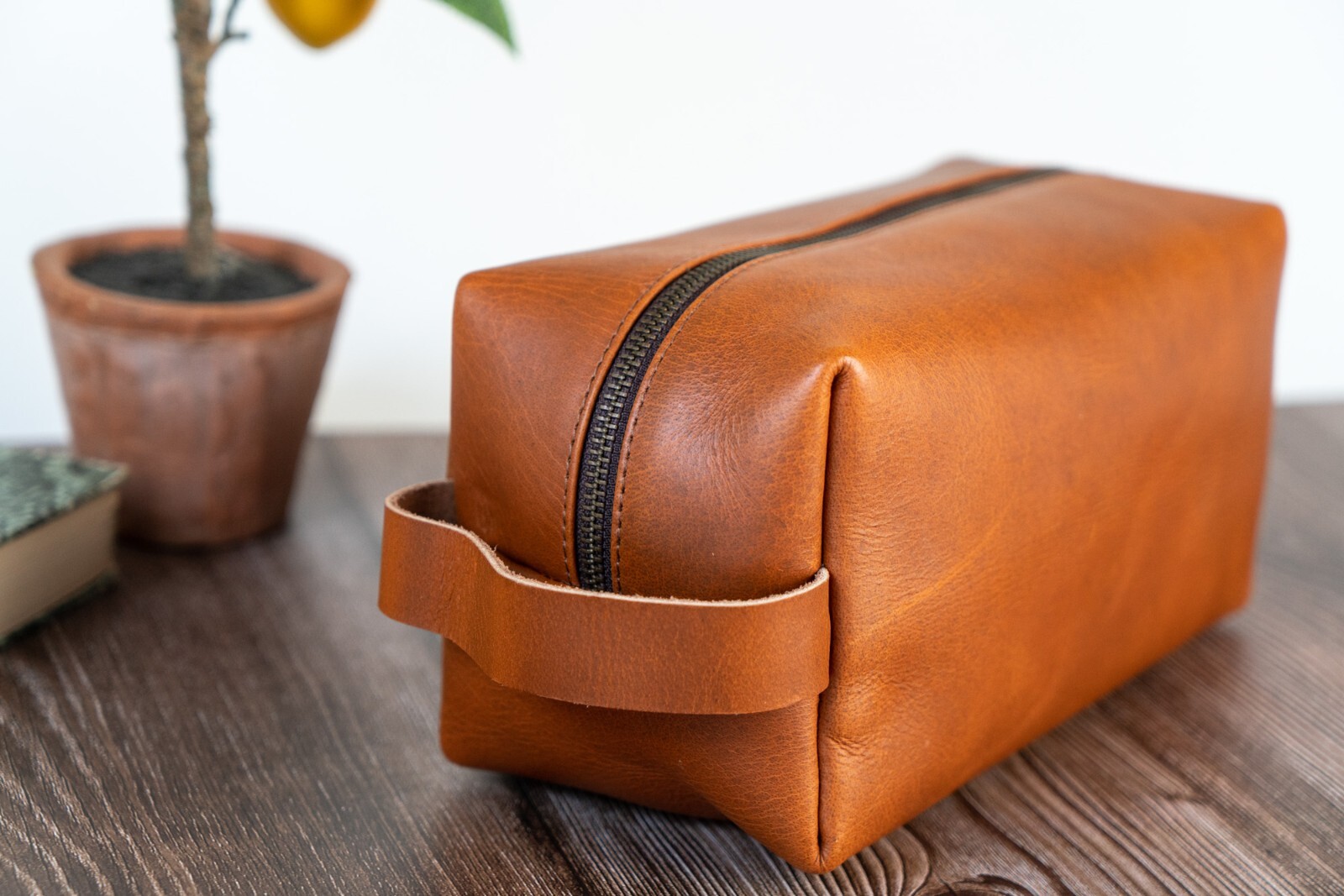 VELLAIRE Leather Toiletry Bag, Travel Toiletry Bag For Men, Men’s Toiletry Bag