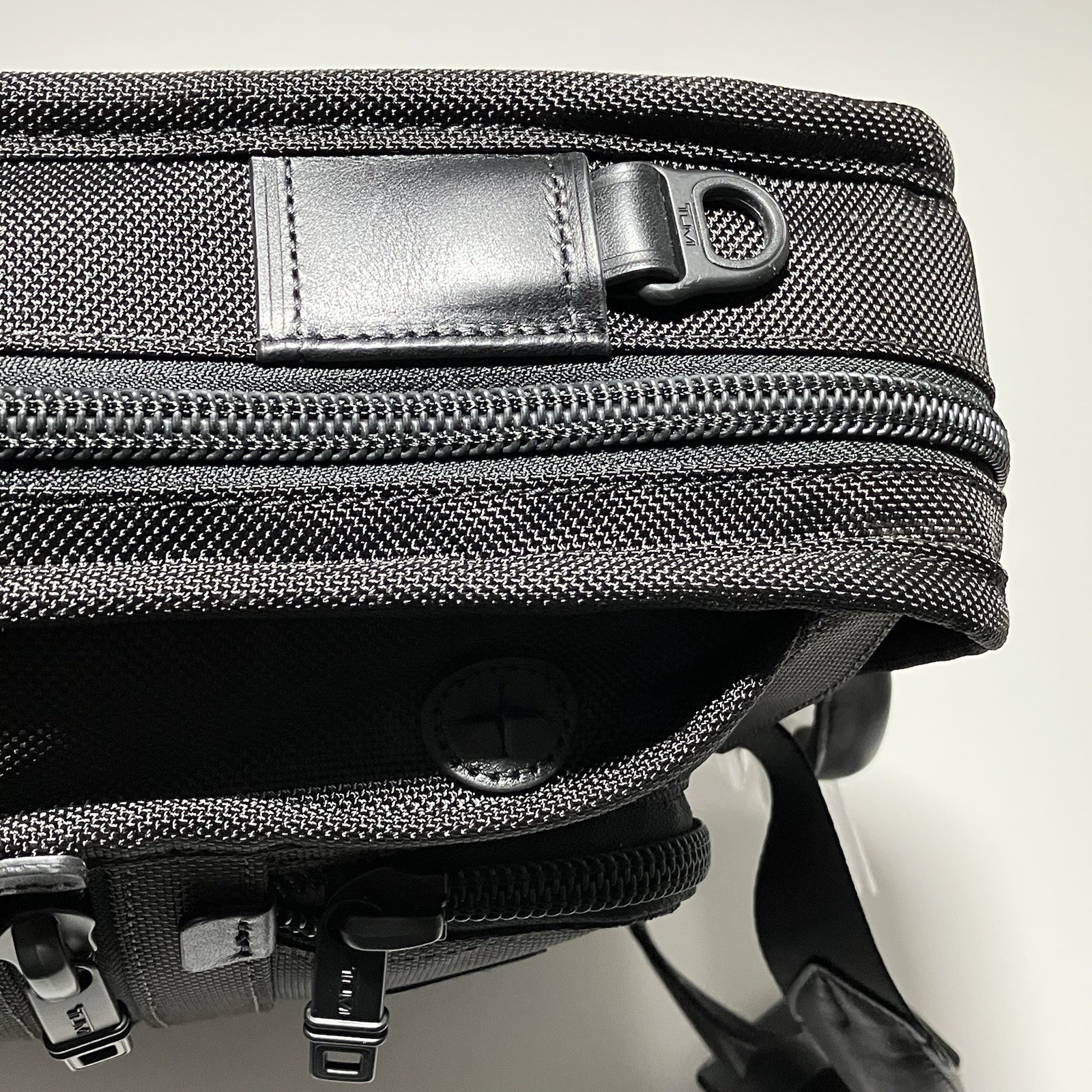 Tumi Compact Large Screen Laptop Brief Computer Bag Zippers Travel Hand Carry