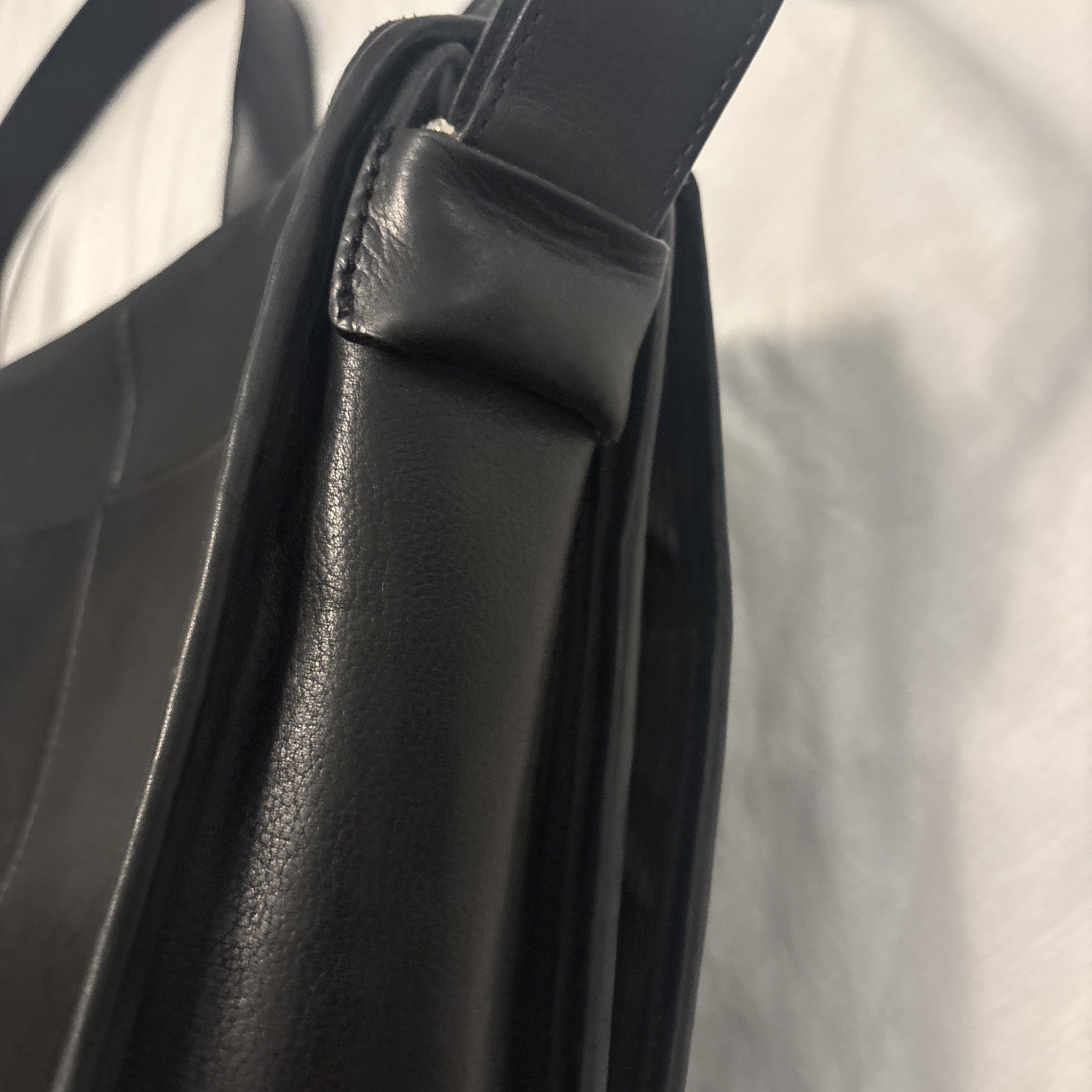 Cole Haan Pebbled Black 100% Leather Messenger Bag Laptop Shoulder Strap Attaché