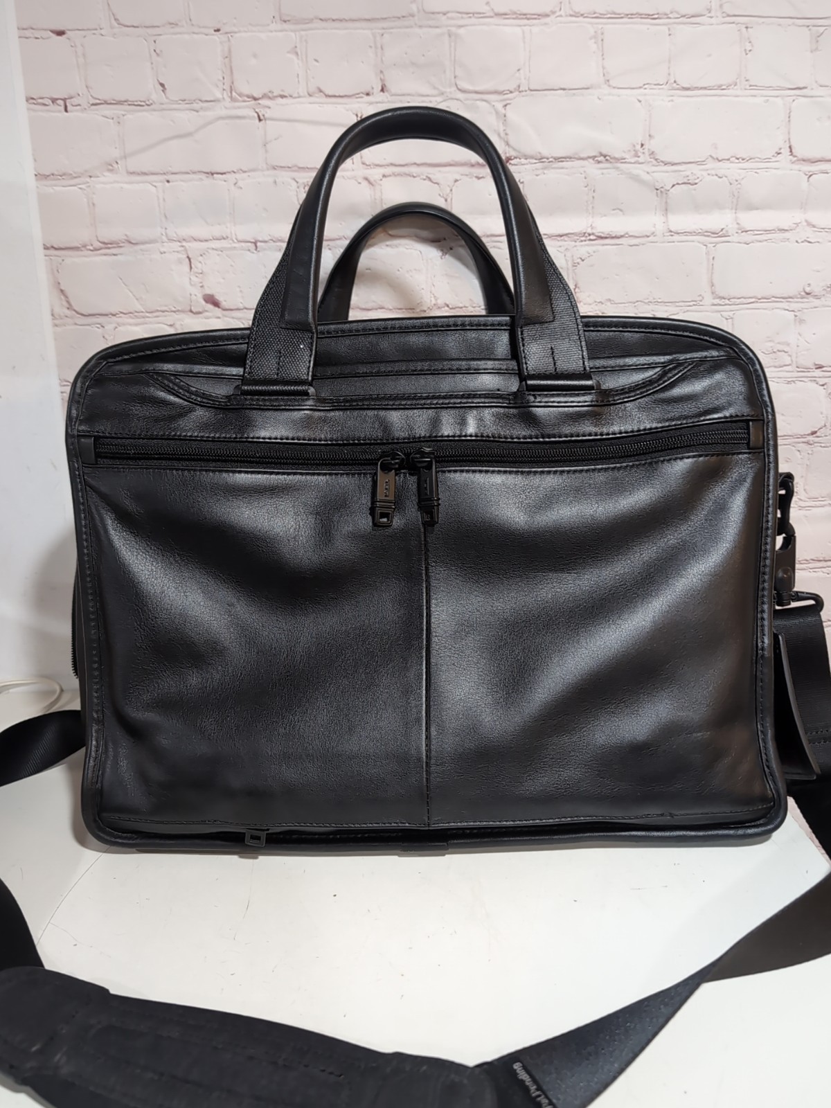 TUMI ALPHA 2 Expandable Laptop Briefcase Black Leather Model 96141 D2 READ