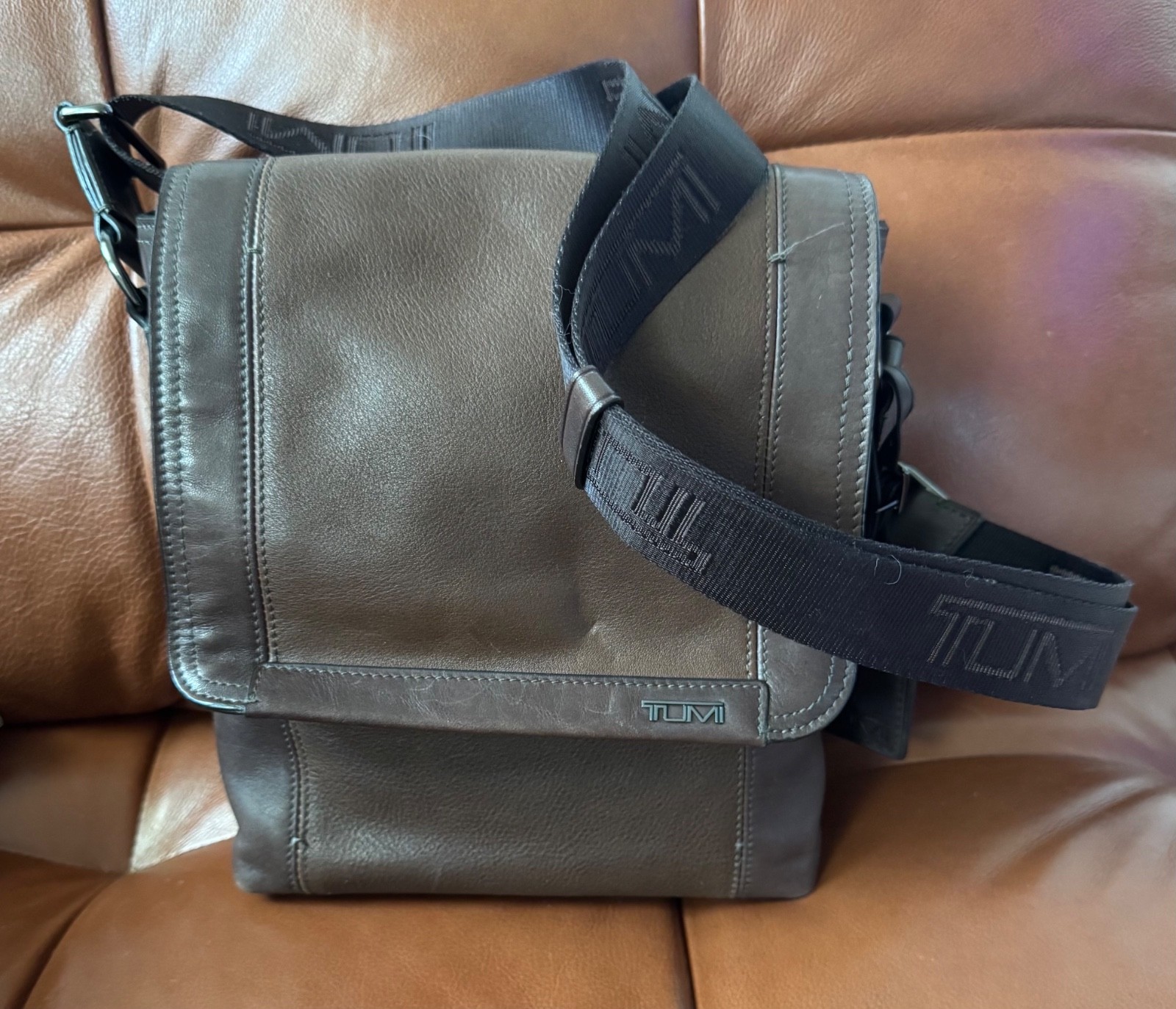 Tumi Centro Padua Map Bag – Brown Leather