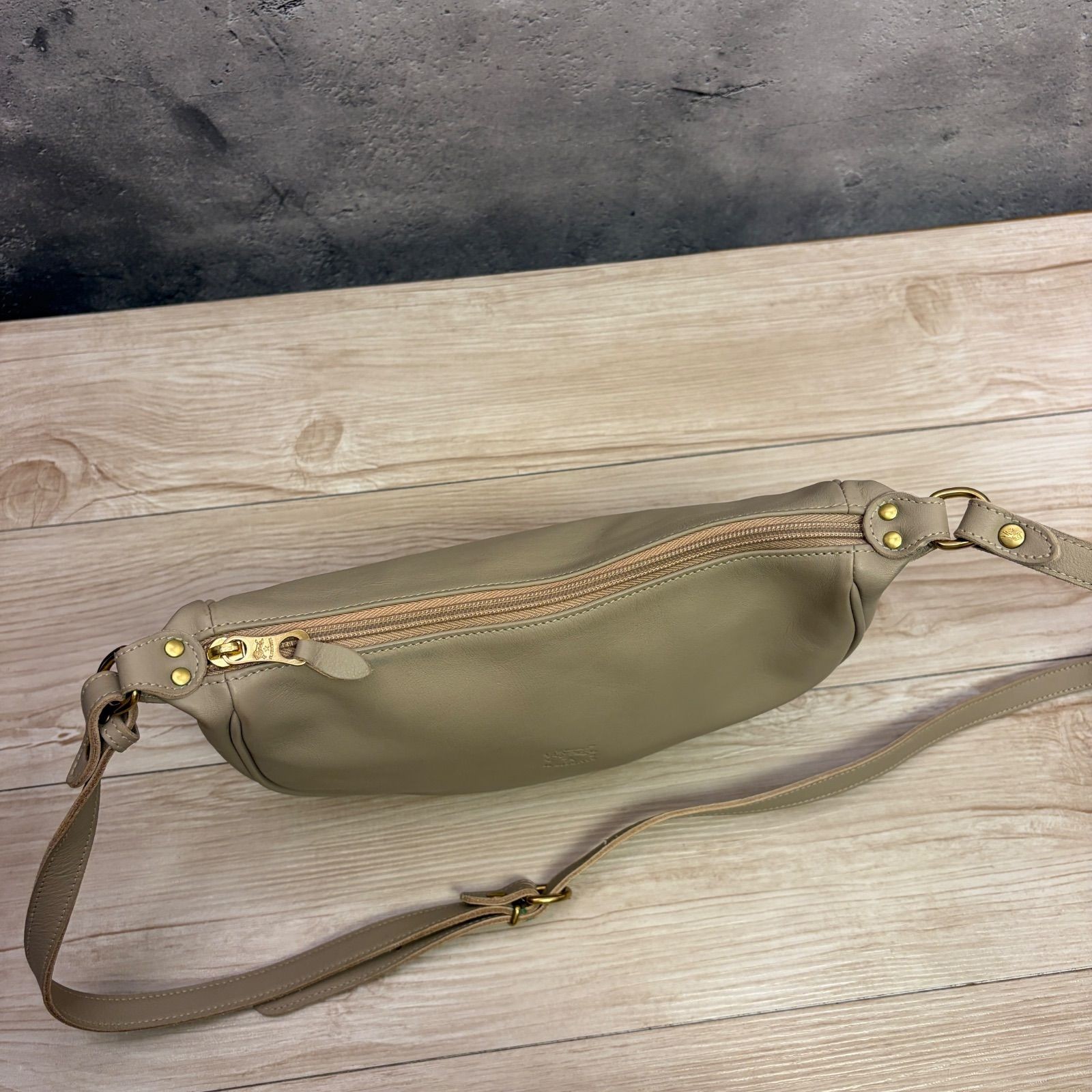 IL BISONTE Half Moon Shoulder Bag Leather Gray Beige Pre-owned Authentic