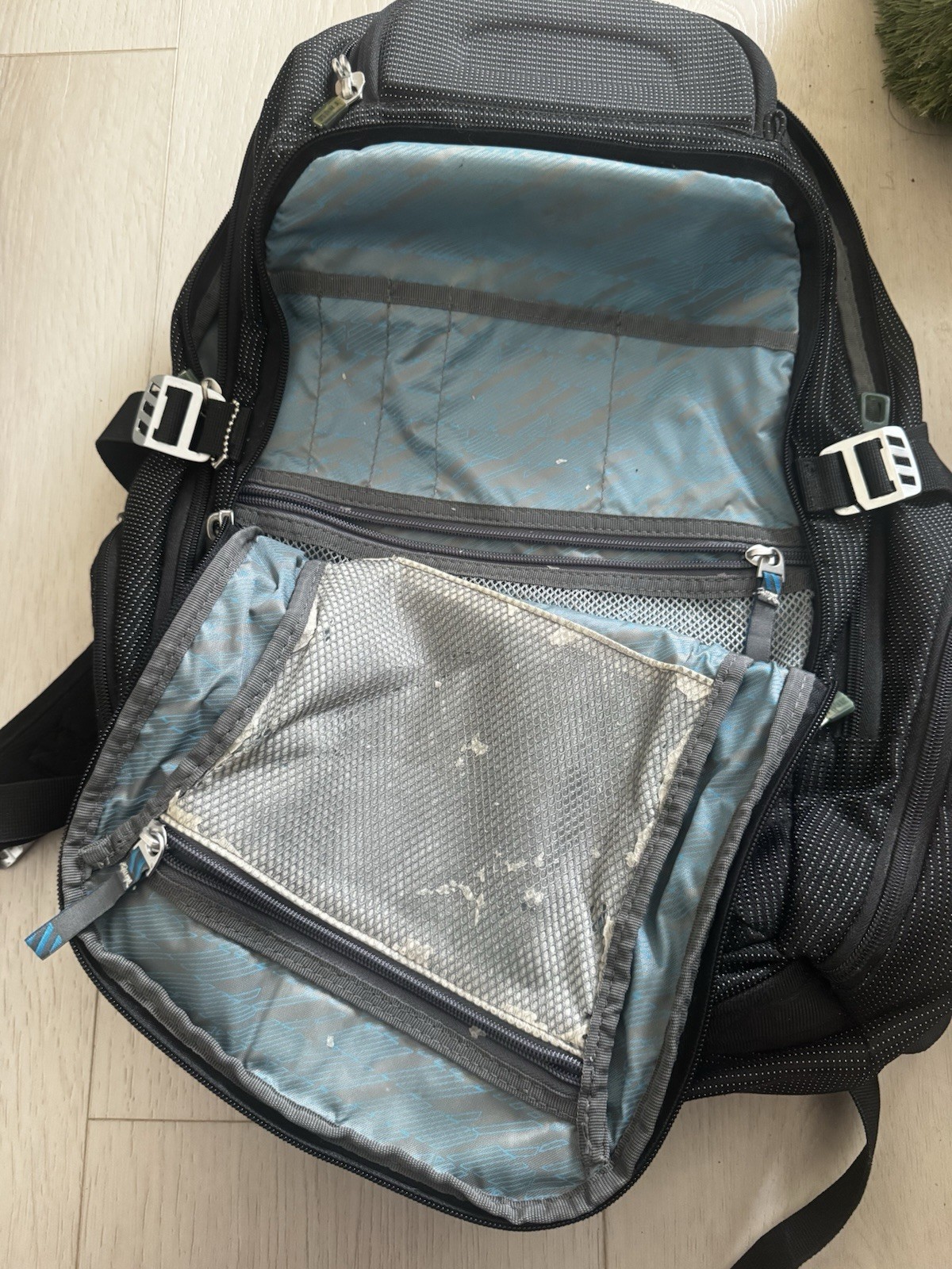 Thule Sweeden Crossover Backpack 17″ Laptop Sunglasses Pocket Travel Hiking