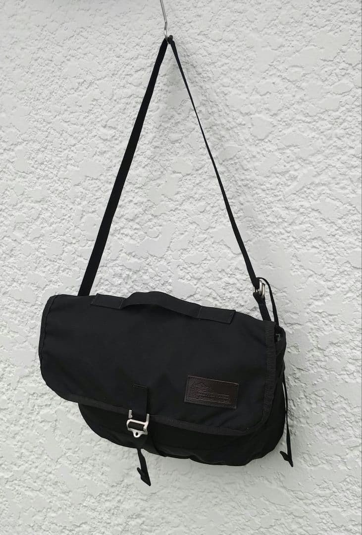 KLATTERMUSEN Shoulder Bag – Pre-Owned, Functional Design