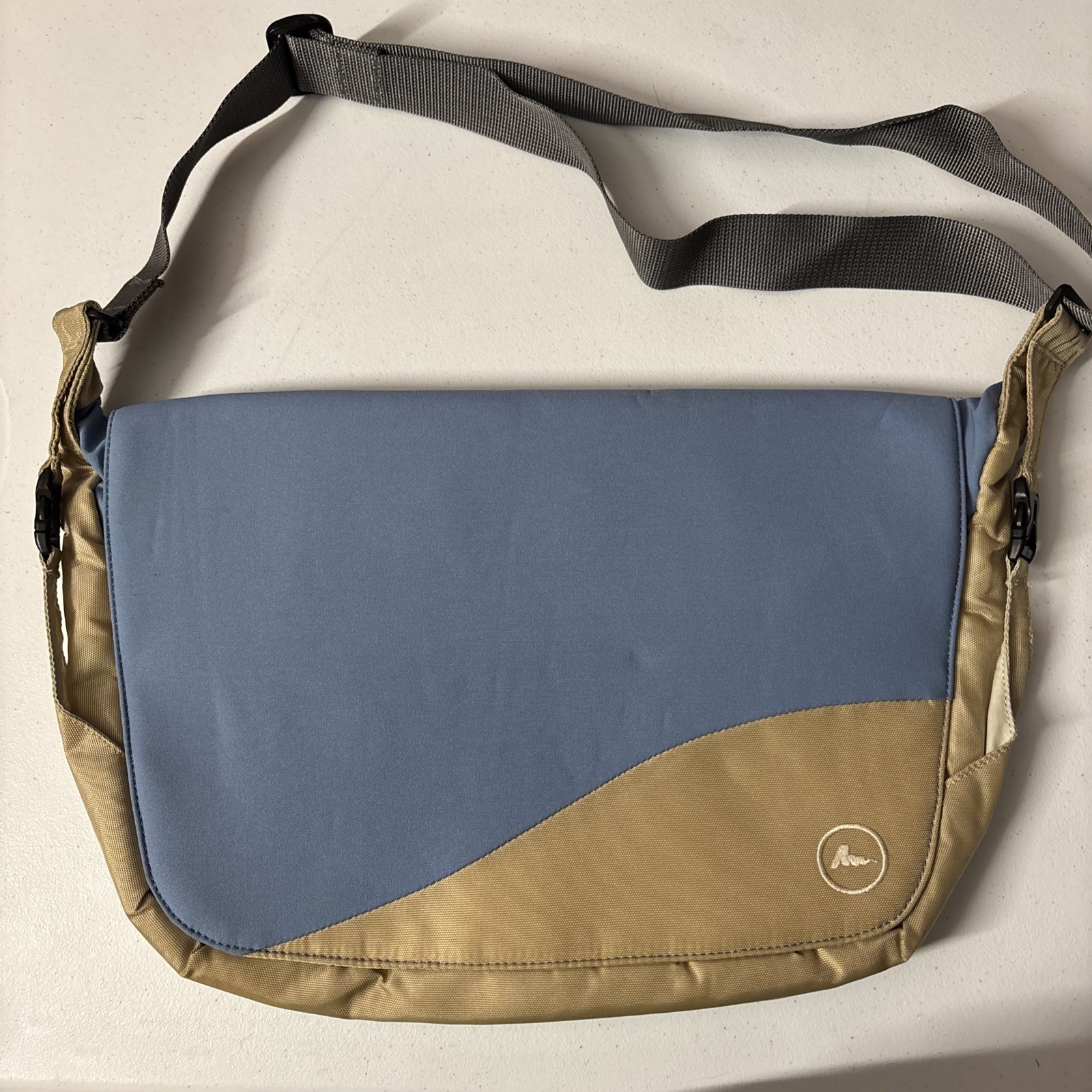 Gregory Messenger Style Courier Bag 15″ X 10″ Shoulder Strap Water Resistant