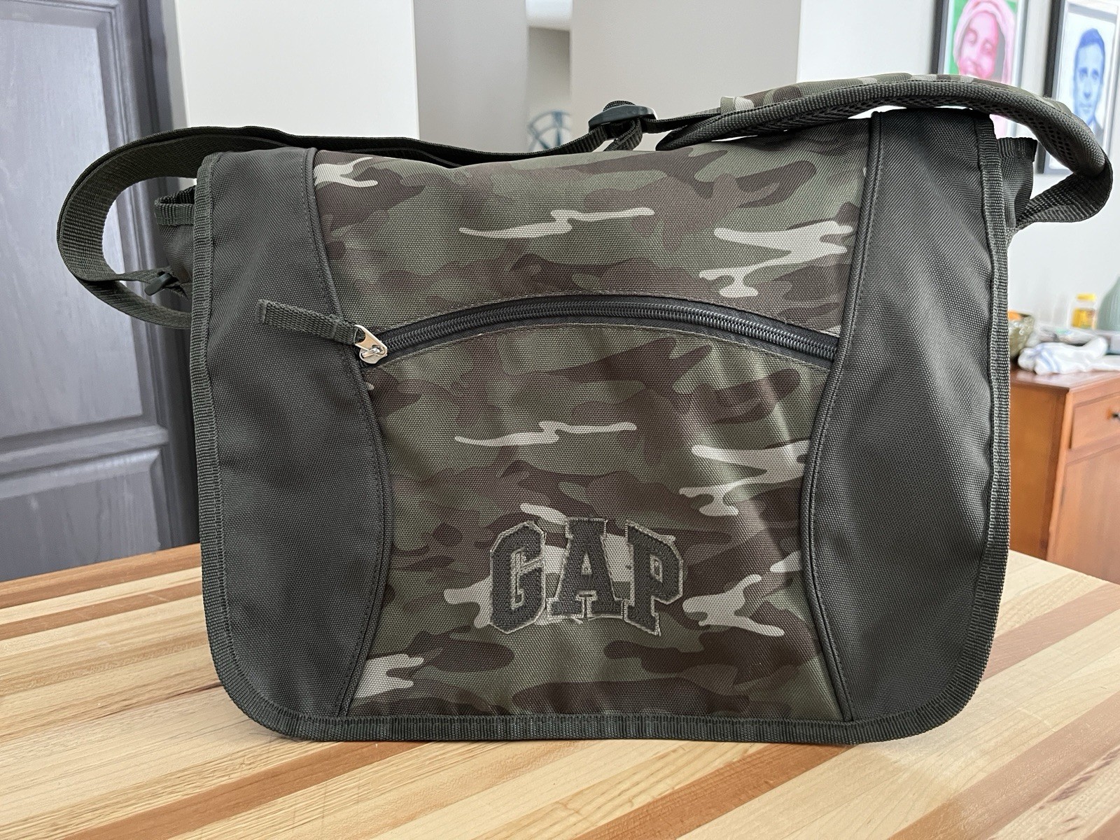 2007 GAP Army Green Camouflage Print Workout Messenger Shoulder Bag Retro