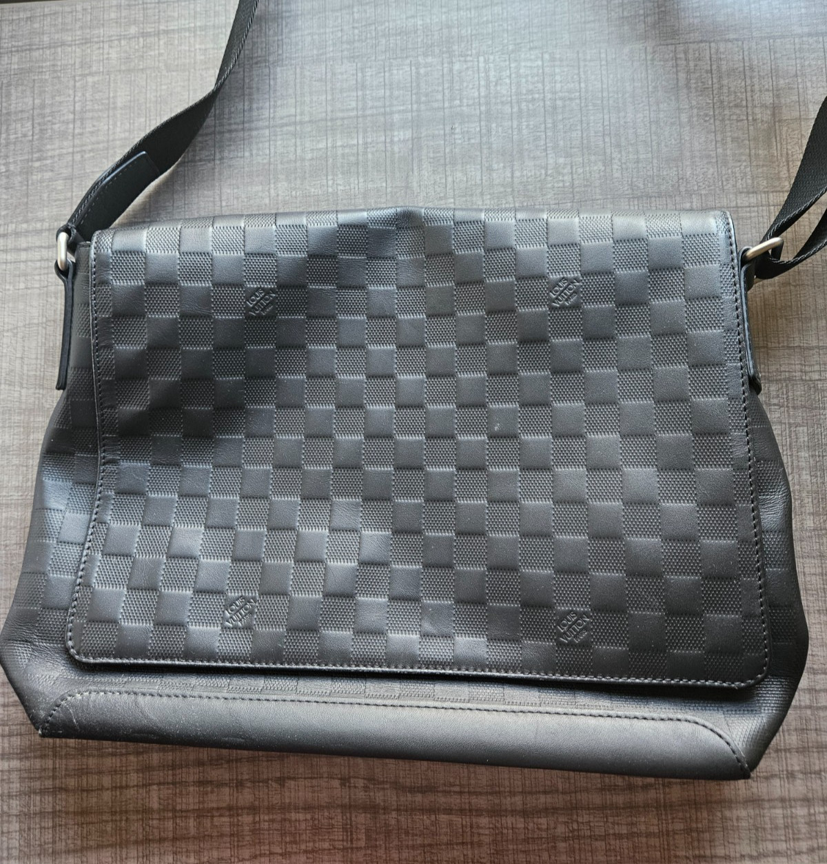 Louis Vuitton Men’s Messenger Bag – Black