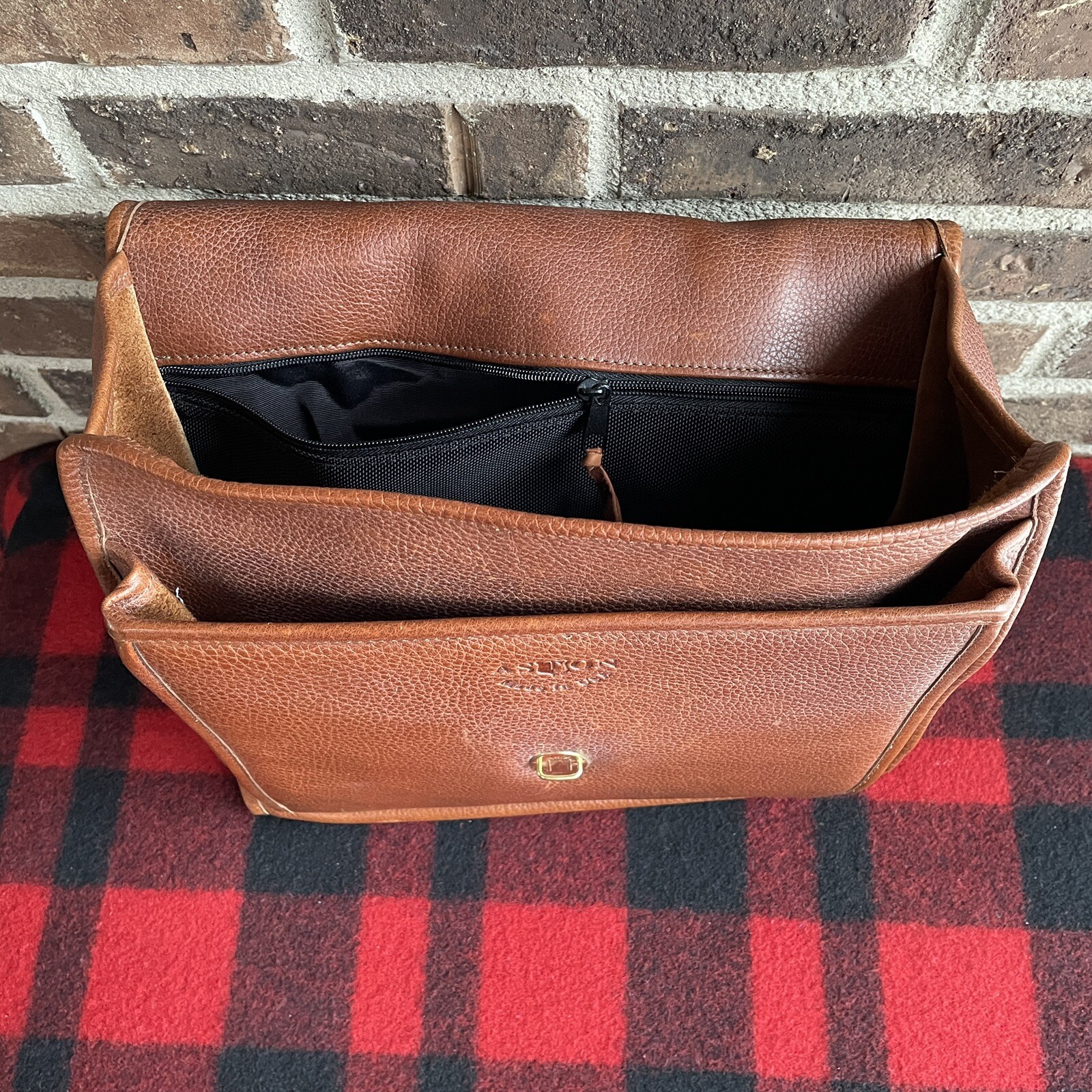 VINTAGE 1990s GLOVE LEATHER MACBOOK 13 IPAD PRO BACKPACK MESSENGER BAG R$545