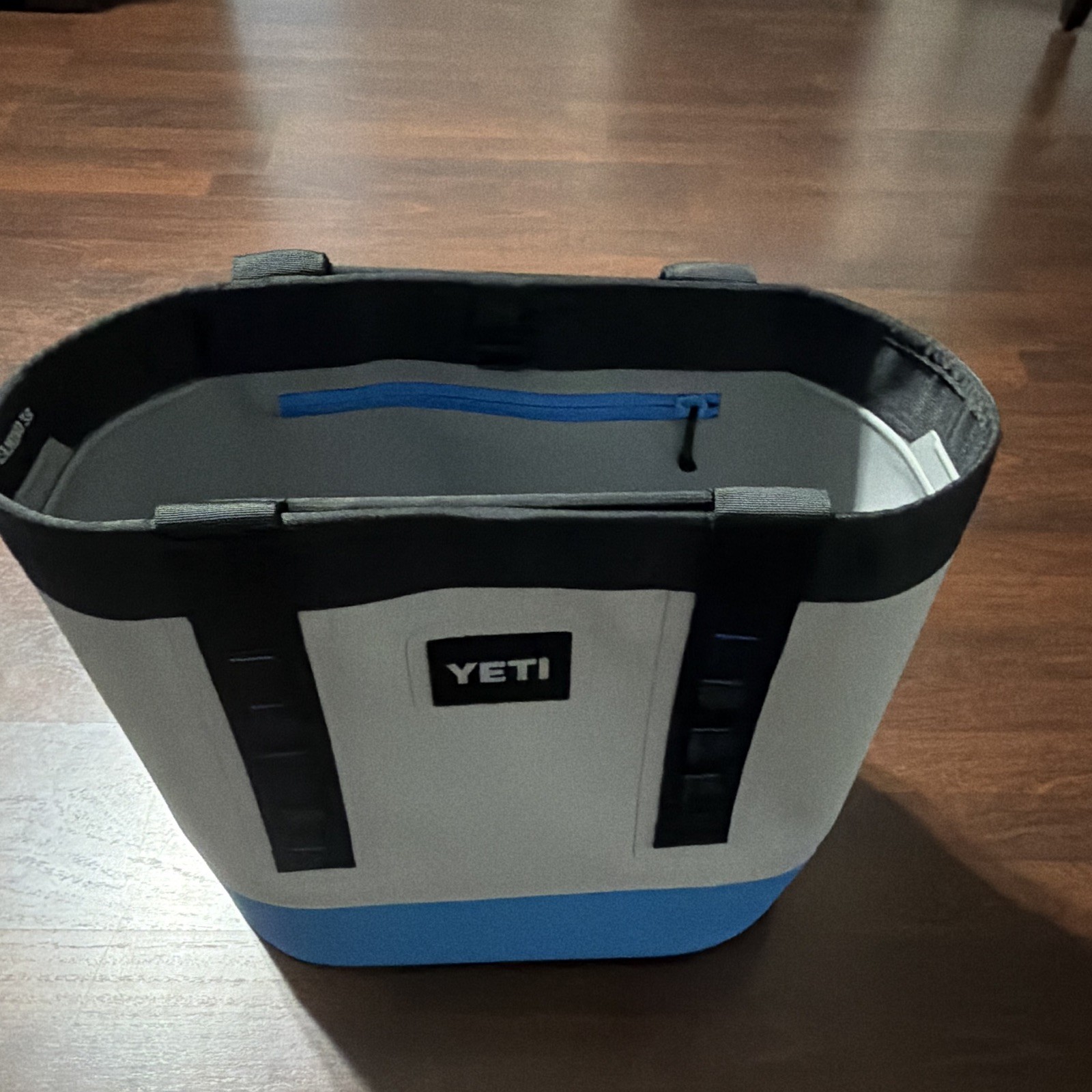 YETI Camino Carryall Tote Bag Large Gray/Blue Zip Closure Inner Pockets