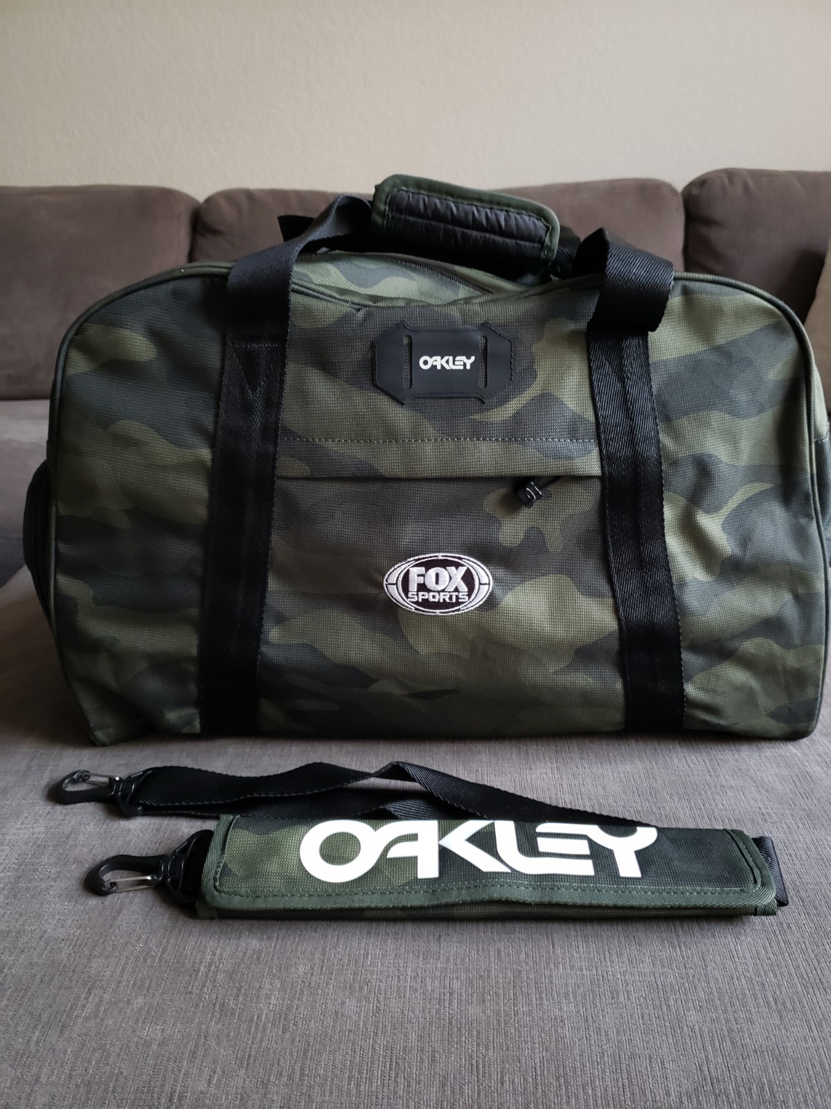Oakley Camo Large Duffle Bag 20″ Overnight Travel Gym Shoulder Carry FOX SPORTS