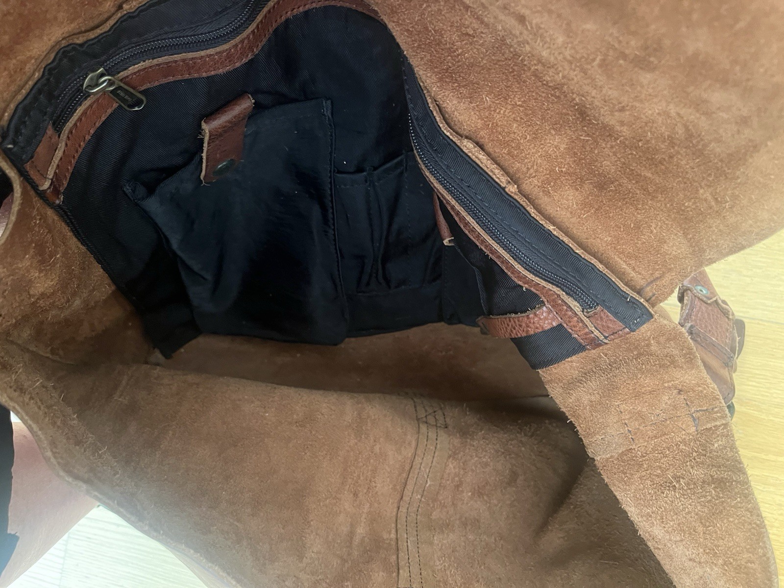 Duluth Trading Co. Saddle Brown Leather Messenger Bag Roomy