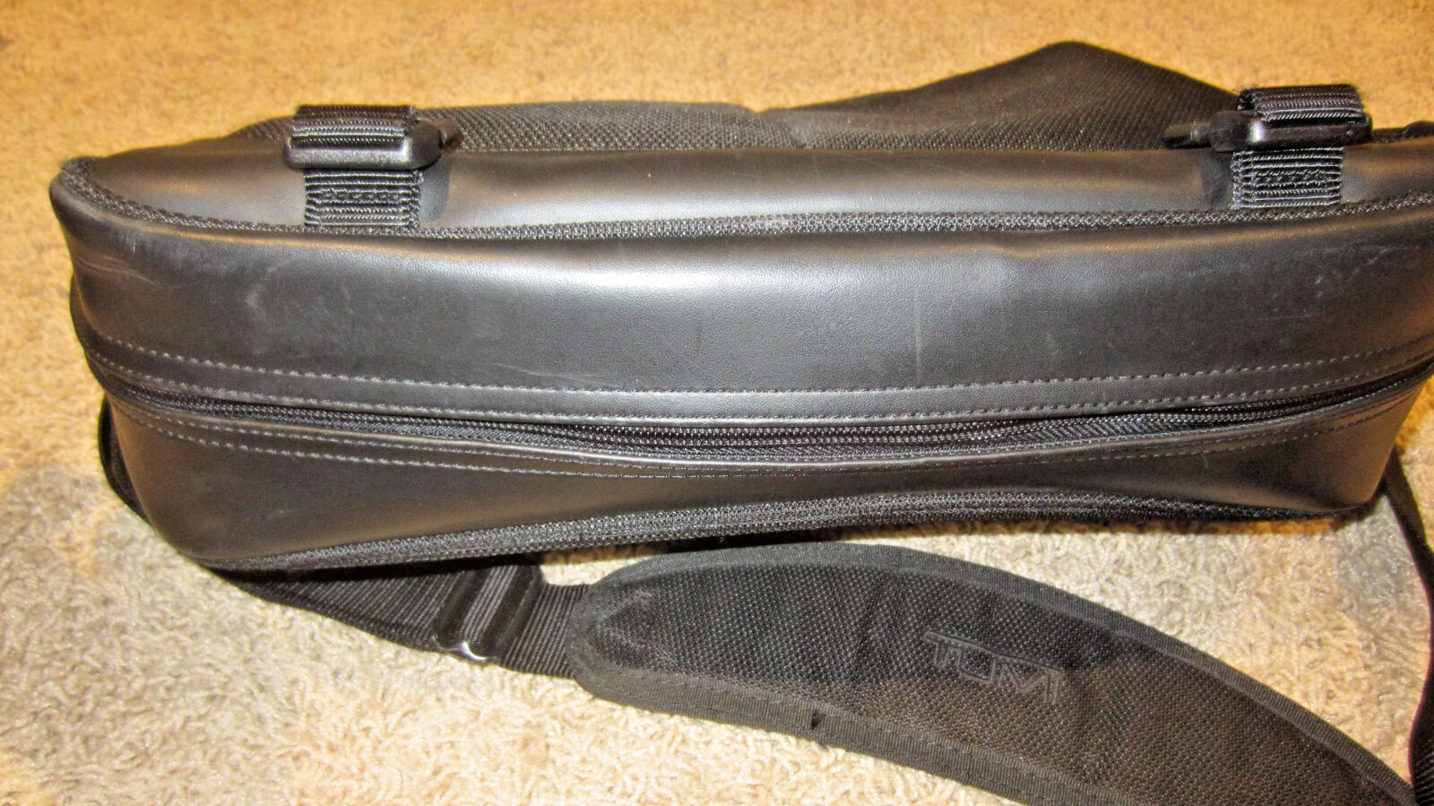 TUMI T2 Expandable Ballistic + Leather Messenger Bag Portfolio Case Shoulder