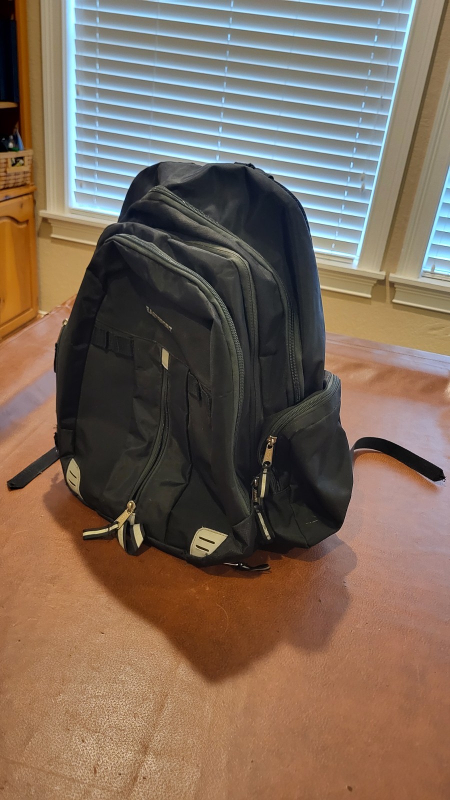 Eastsport Titan Backpack BLACK – EXPANSION ZIPPER -POCKETS GALORE! EUC!!