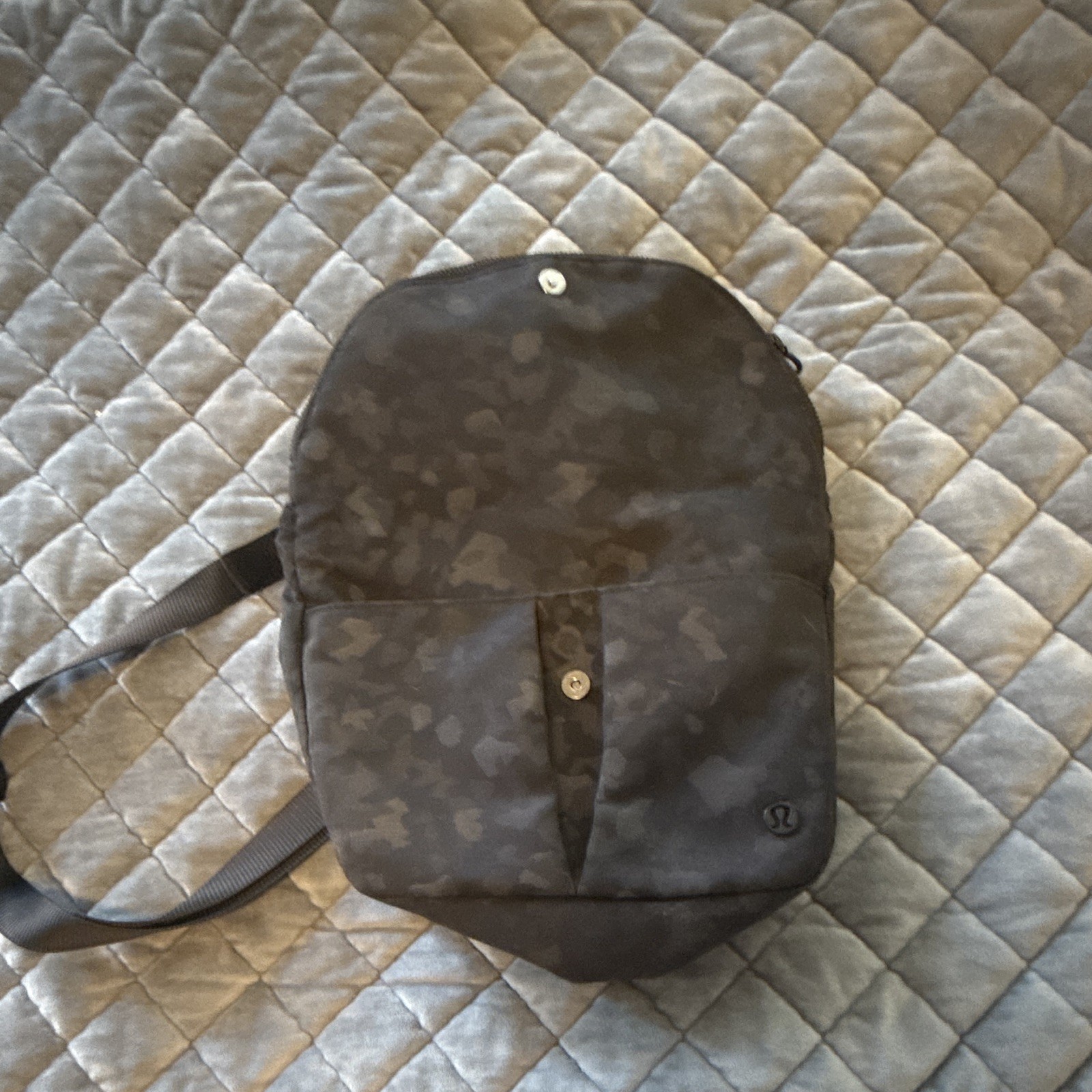 Lululemon Gray Camo Medium Crossbody Bag Outer Pockets Zip/Button Strap Men