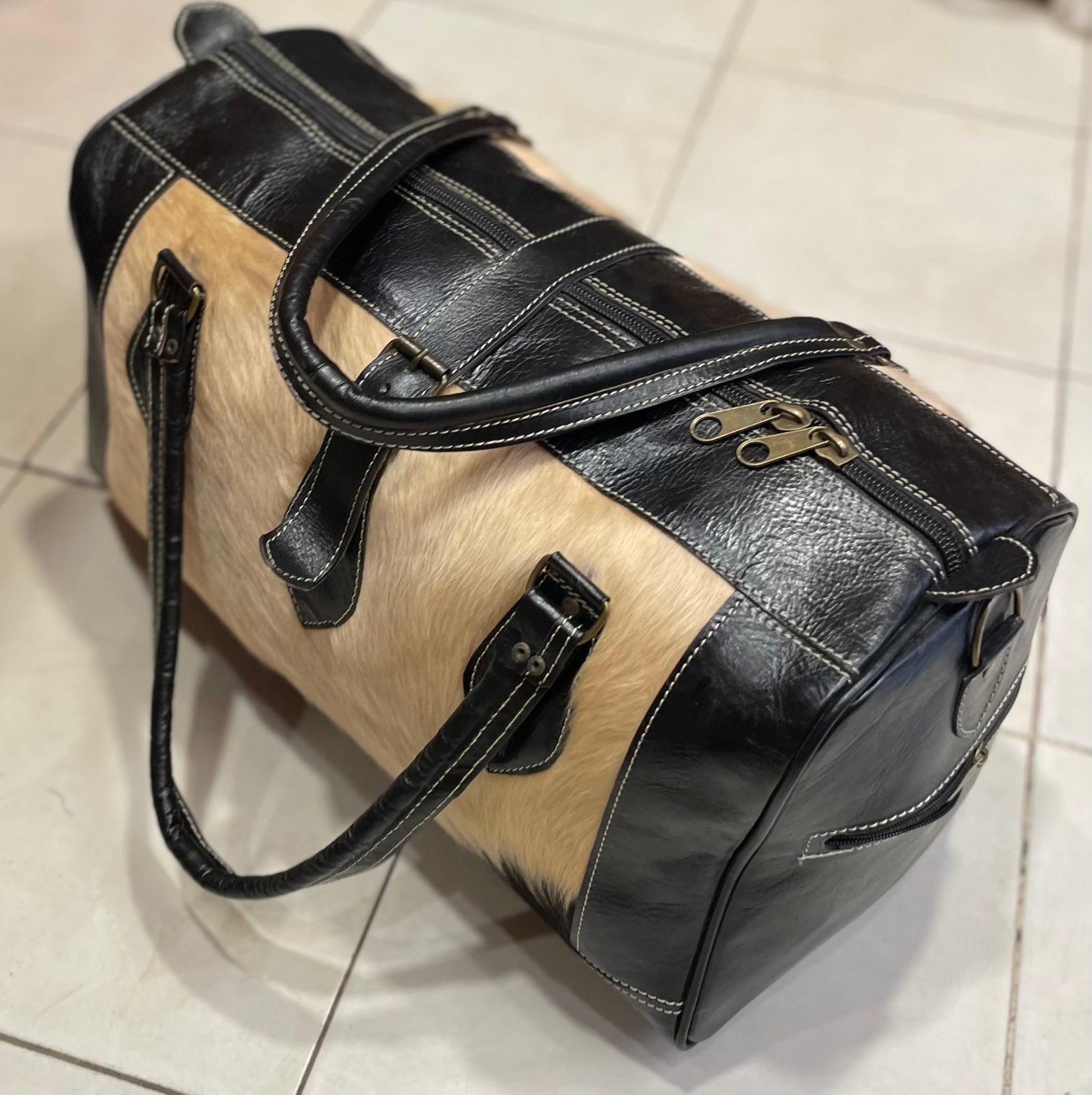 Handmade Moroccan Cowhide Leather Duffle Bag with Natural Fur – Premium Travel