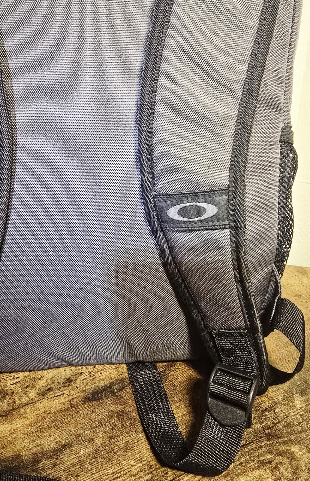 Oakley Enduro Backpack Laptop Grey & Black 25L 2.0 Clean And Nice Condition.