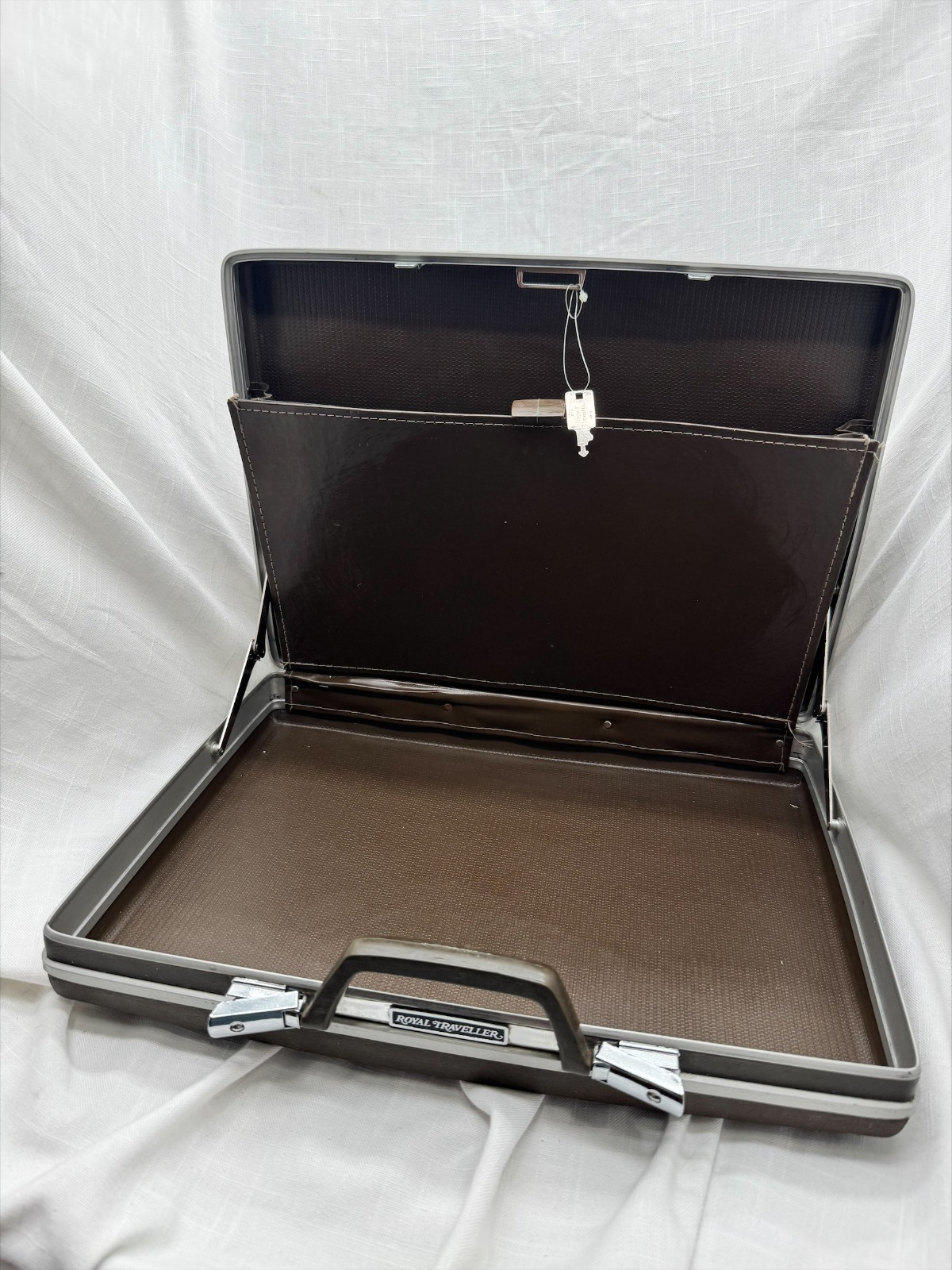Old School Royal Traveller Hard Attache Briefcase Locking Case W Key Brown 17″