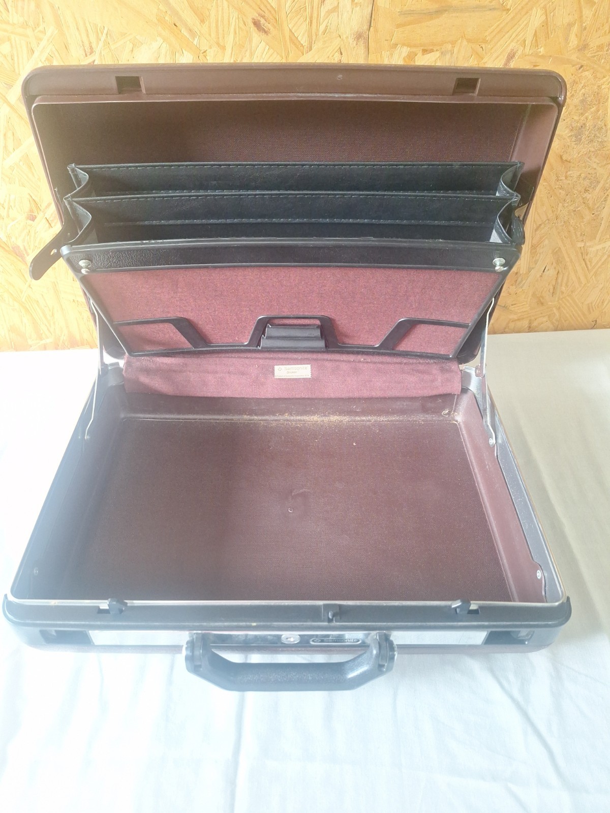 Vintage Samonsite Hard Shell Briefcase/Attache Case – Dark Brown (Open, No Key)