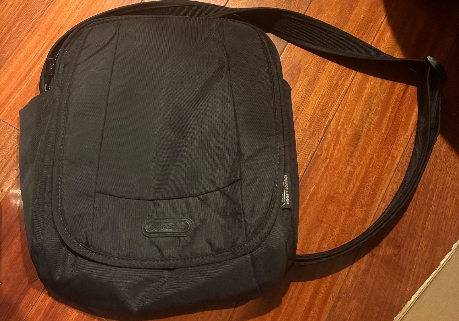 Pacsafe Metrosafe LS200 Anti-Theft Shoulder Crossbody Travel Bag black