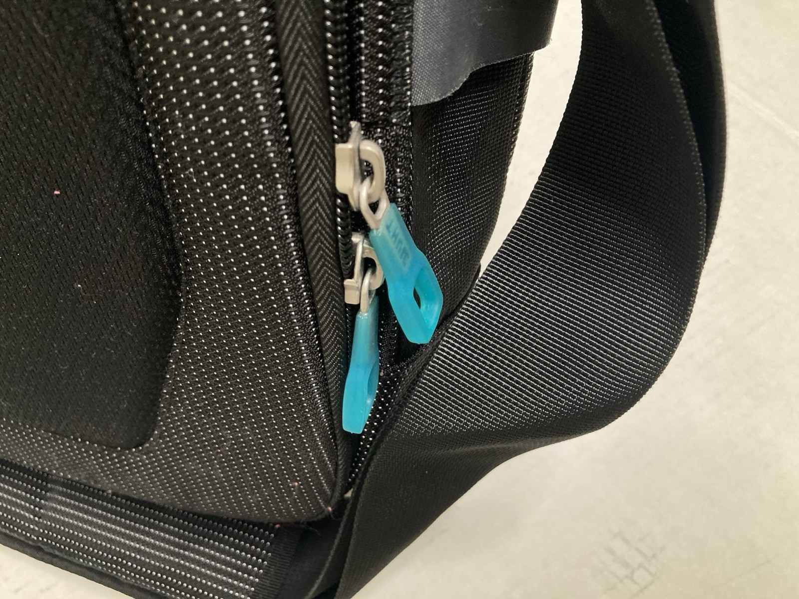 Thule Crossover TCMB Macbook/Pro/Air Messenger Bag Travel Casual Sweden Bag