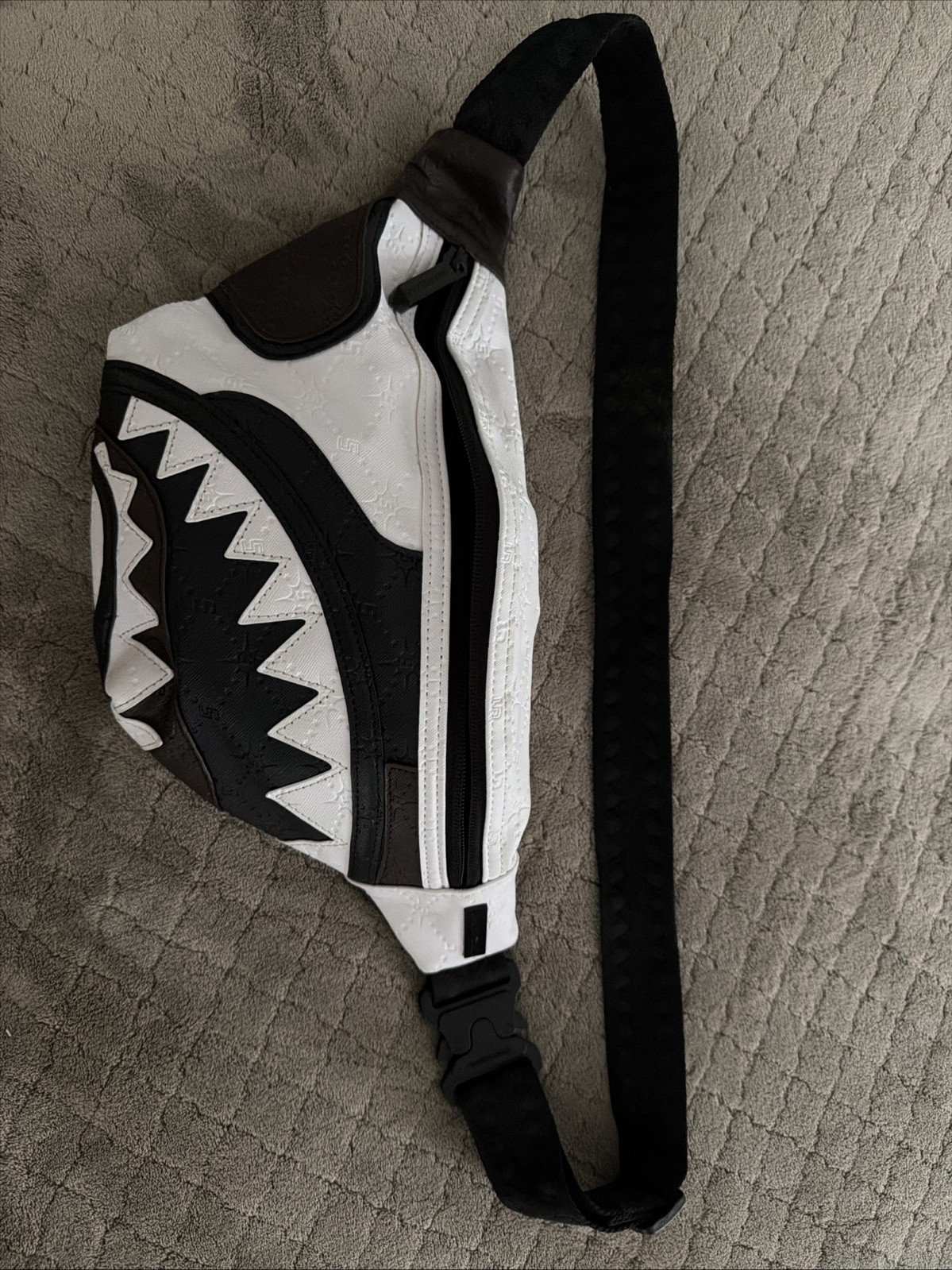 NWOT Spray ground Shark Fanny Pack Design Belt Bag Crossbody Bag Limited Edition