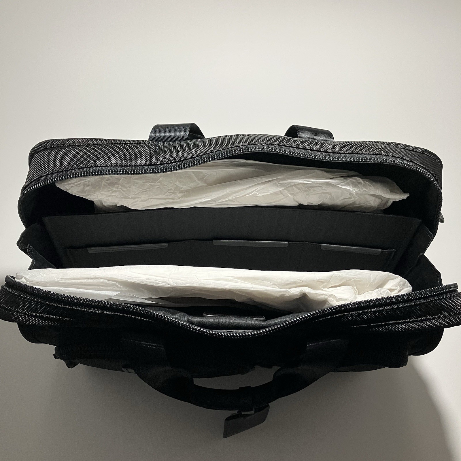 Tumi Compact Large Screen Laptop Brief Computer Bag Zippers Travel Hand Carry
