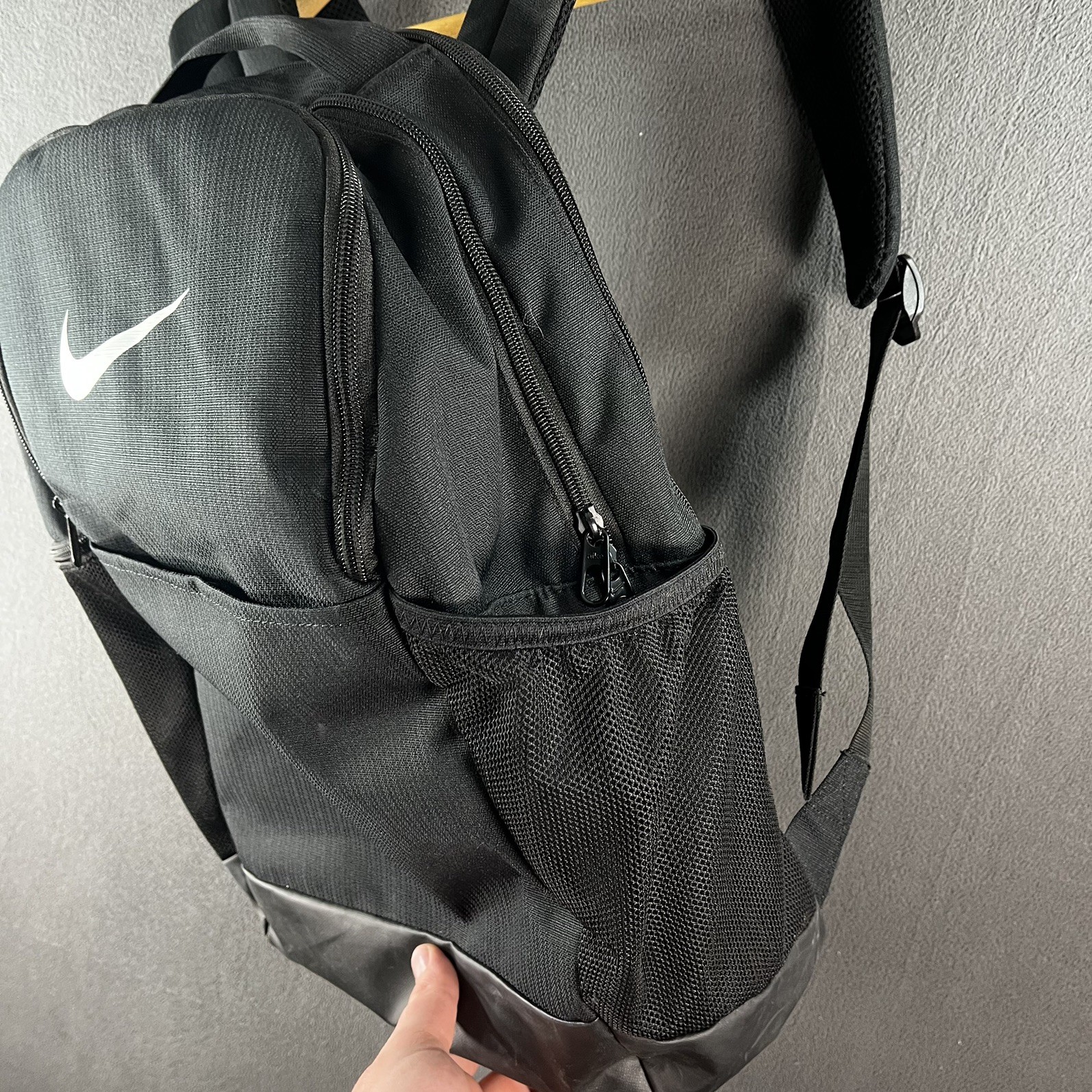 Nike Men’s Brasilia 9.5 Training Backpack Big Swoosh (Medium, 24L) Black/White