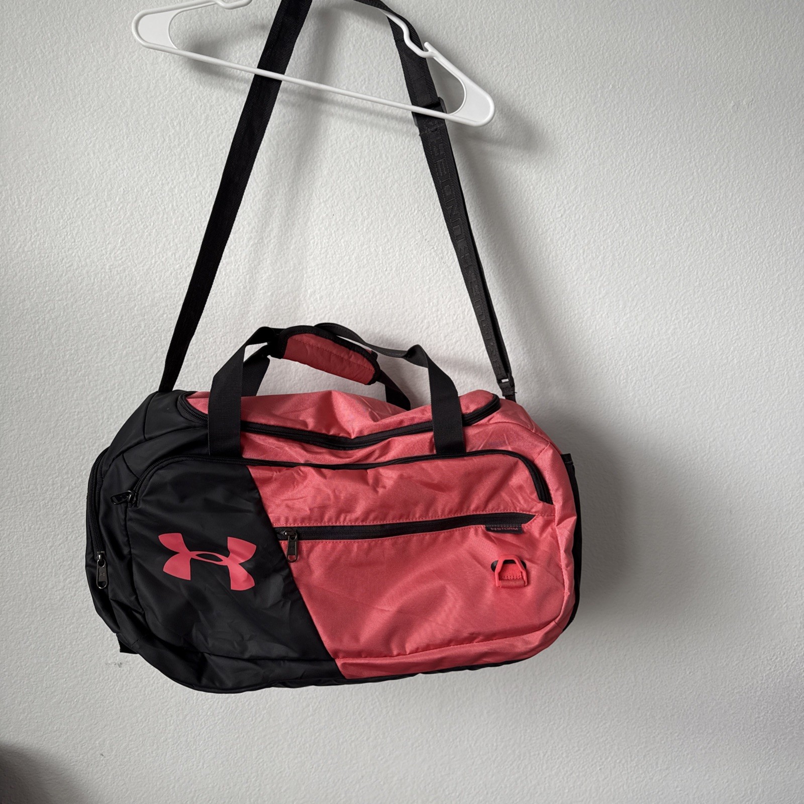 UNDER ARMOUR Men’s UA Undeniable 4.0 Duffle Bag Gym Graphite / Black & pink