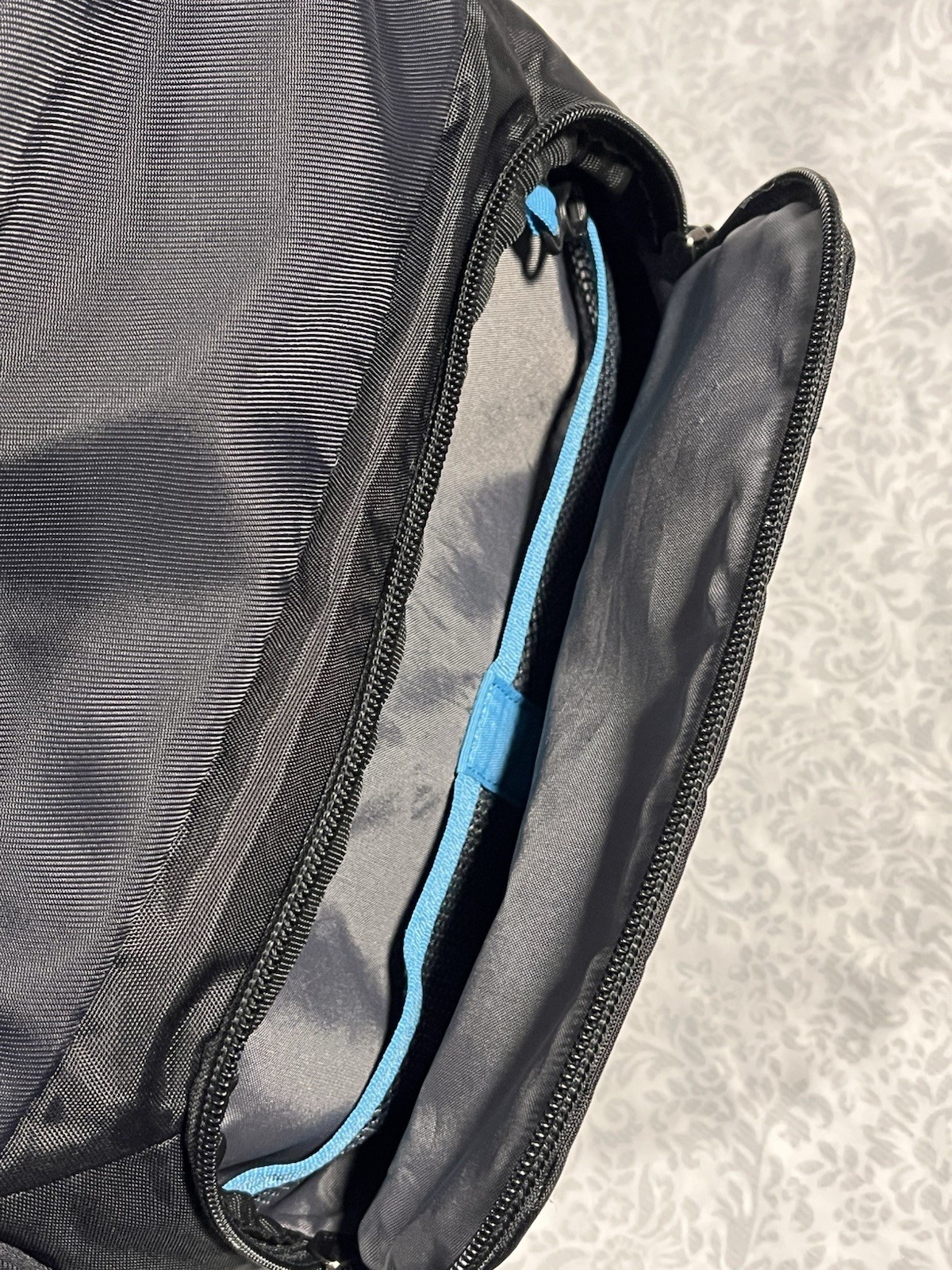 Thule Departer Black Back Pack 17x12x9 Glasses Pocket 21 Liter Laptop Travel