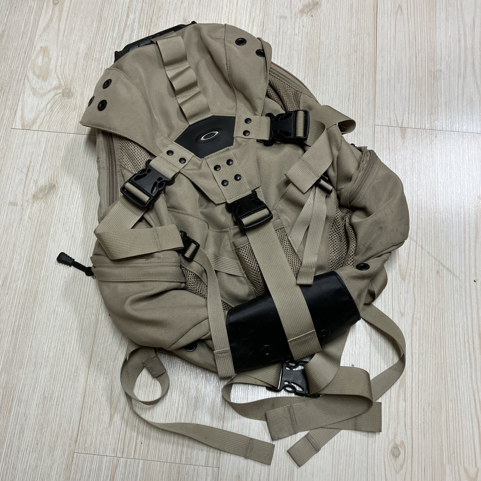VINTAGE Oakley Icon Backpack – RARE Skull Edition – Tan Sand Gorpcore Techwear