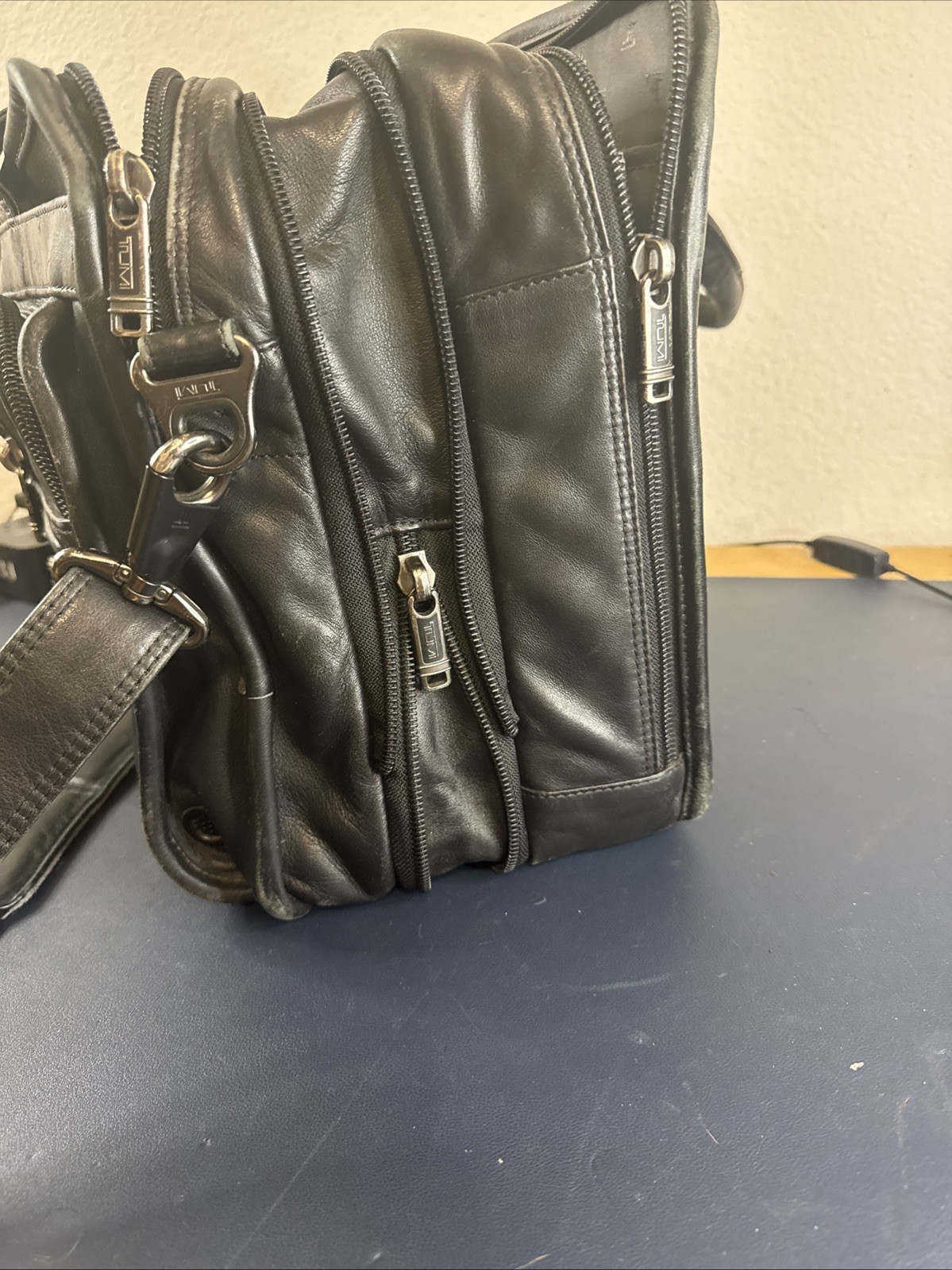 Tumi Black Leather Alpha Expandable Organizer Laptop Carryon Briefcase 96141D4