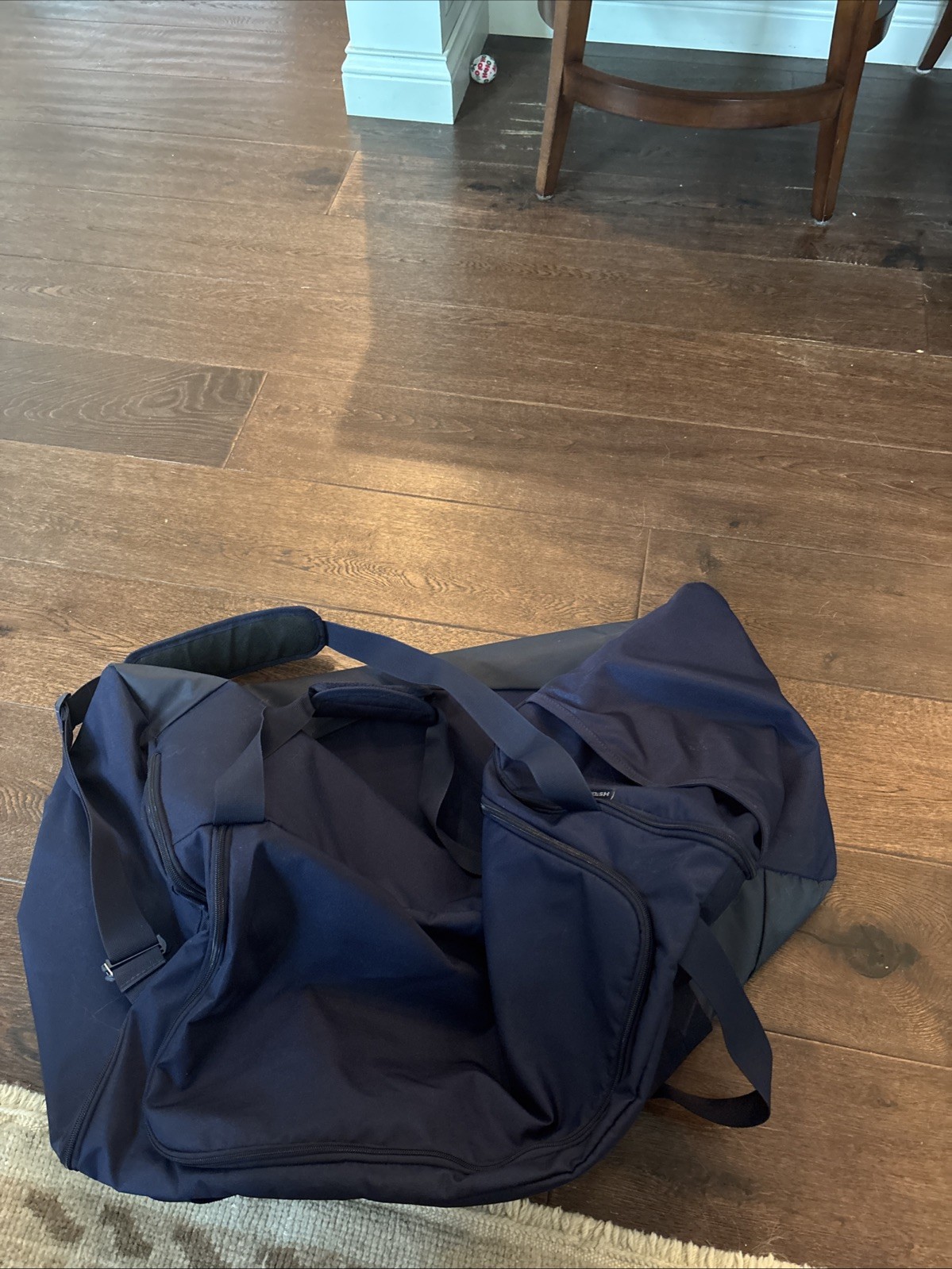 Under Armour Navy Duffel Bag Extra Large with Shoulder Strap Excellent Condition