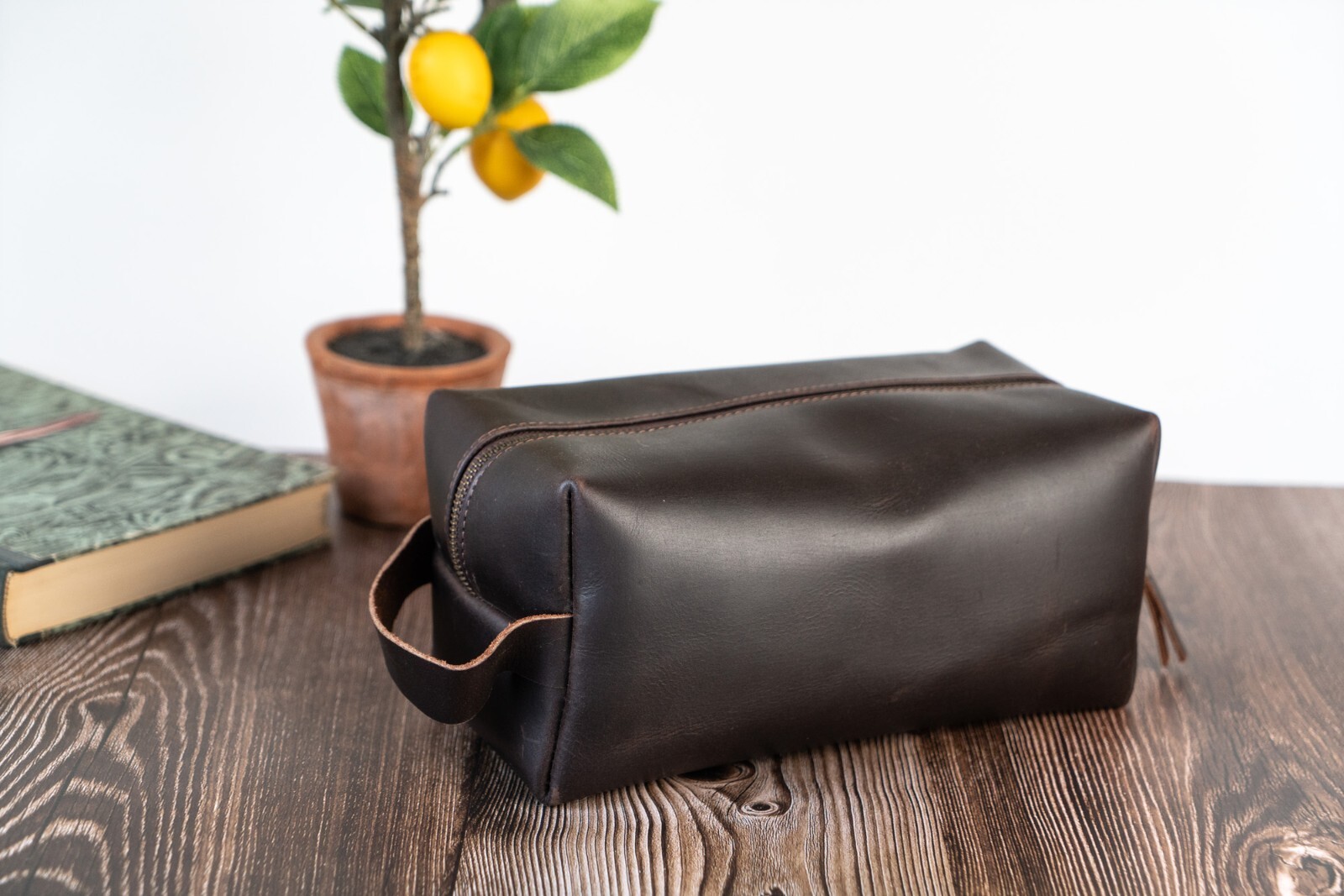 VELLAIRE Leather Toiletry Bag, Travel Toiletry Bag For Men, Men’s Toiletry Bag