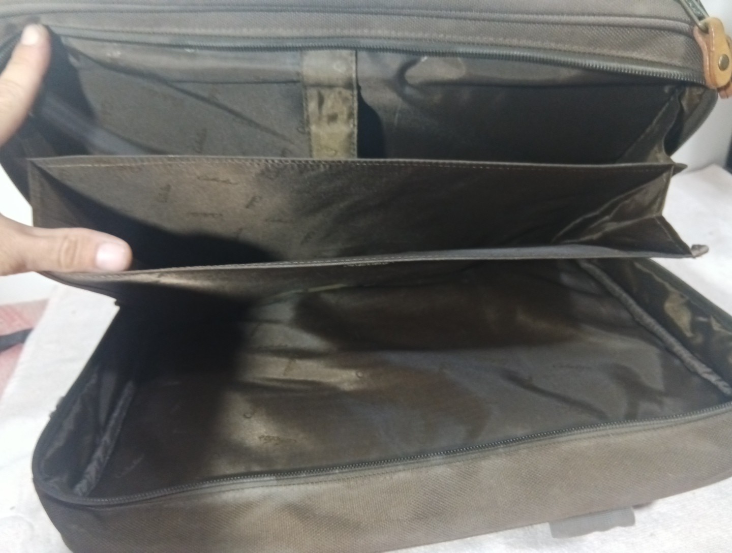 VINTAGE CABELA’S CANVAS AND LEATHER LAPTOP MESSENGER WEEKENDER LUGGAGE BAG. TD6D