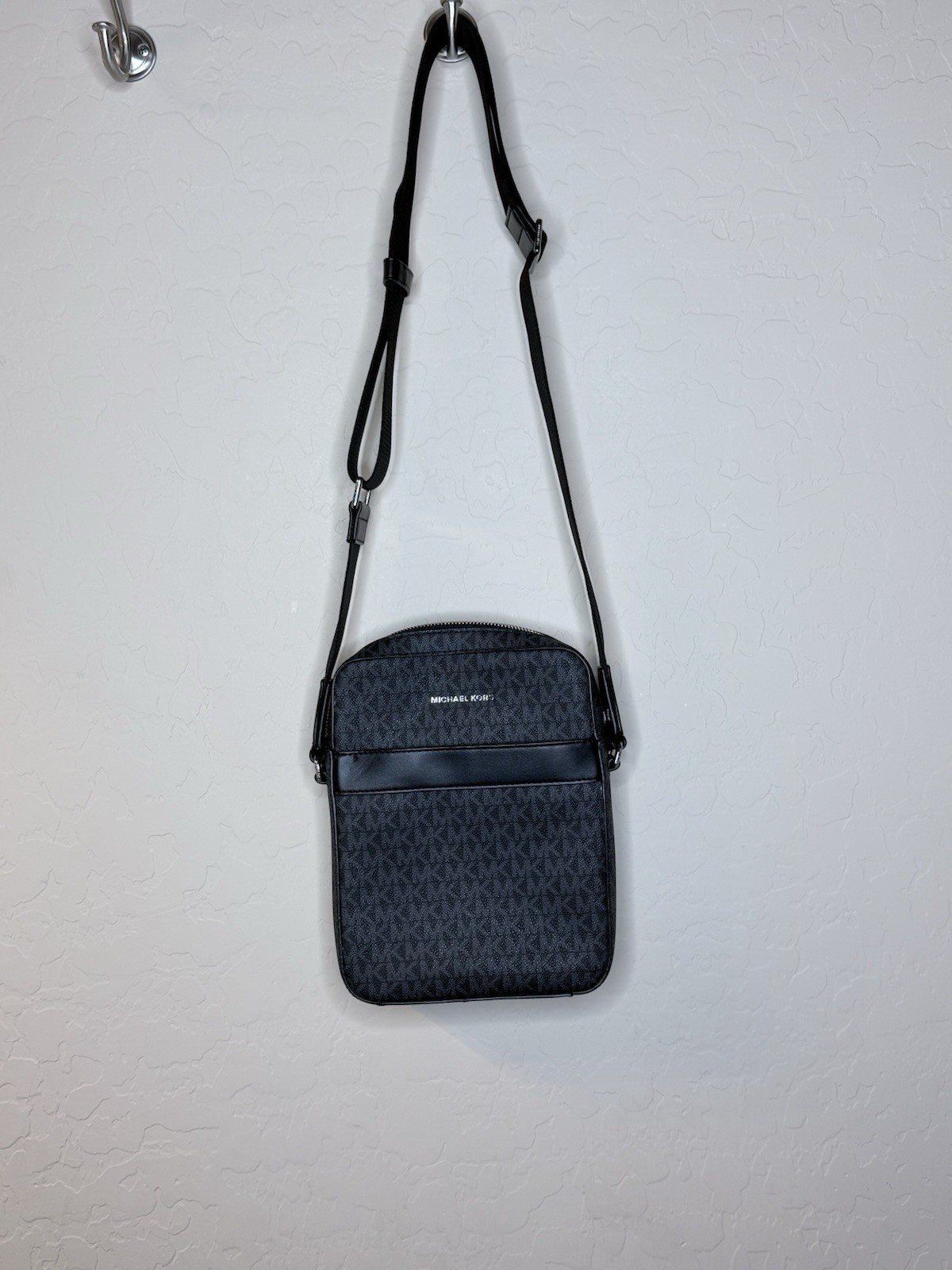 Michael Kors Mens Black Signature Logo Crossbody Bag Unused Clean Luxury Travel
