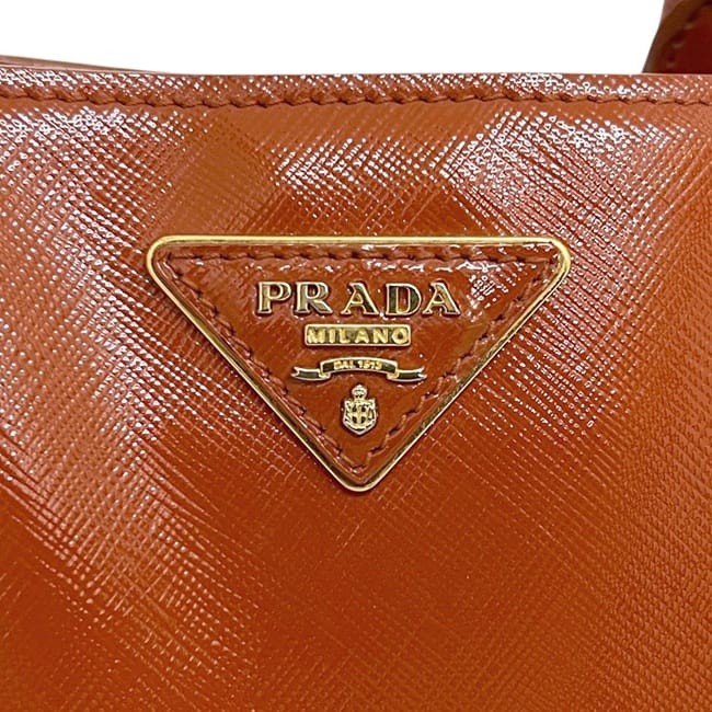 Pre-owned Prada 2-way bag, orange patent leather, size 103. This Prada tote bag