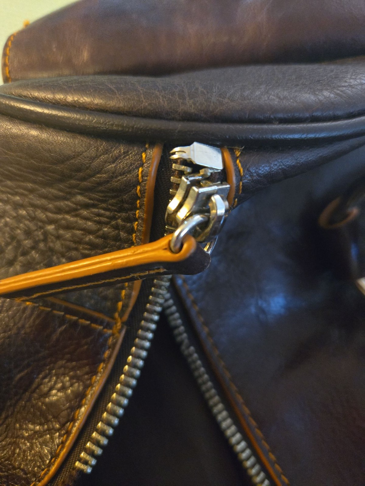 Kenneth Cole Reaction Brown Leather Duffel Satchel Bag *Broken Zipper*