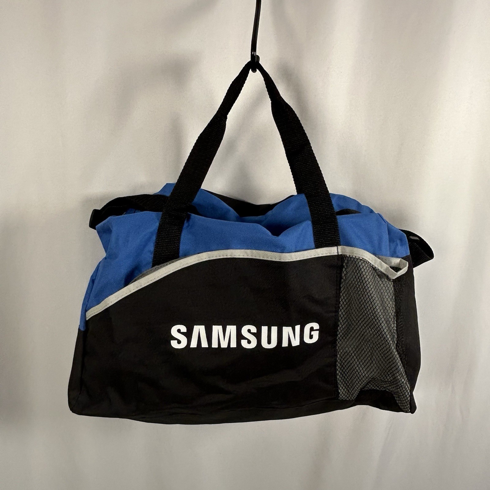 SAMSUNG Duffel Bag Gym Bag Black Blue Gray Zip 17″ x 13″ x 4″ EUC