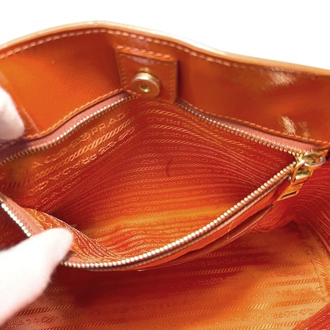 Pre-owned Prada 2-way bag, orange patent leather, size 103. This Prada tote bag