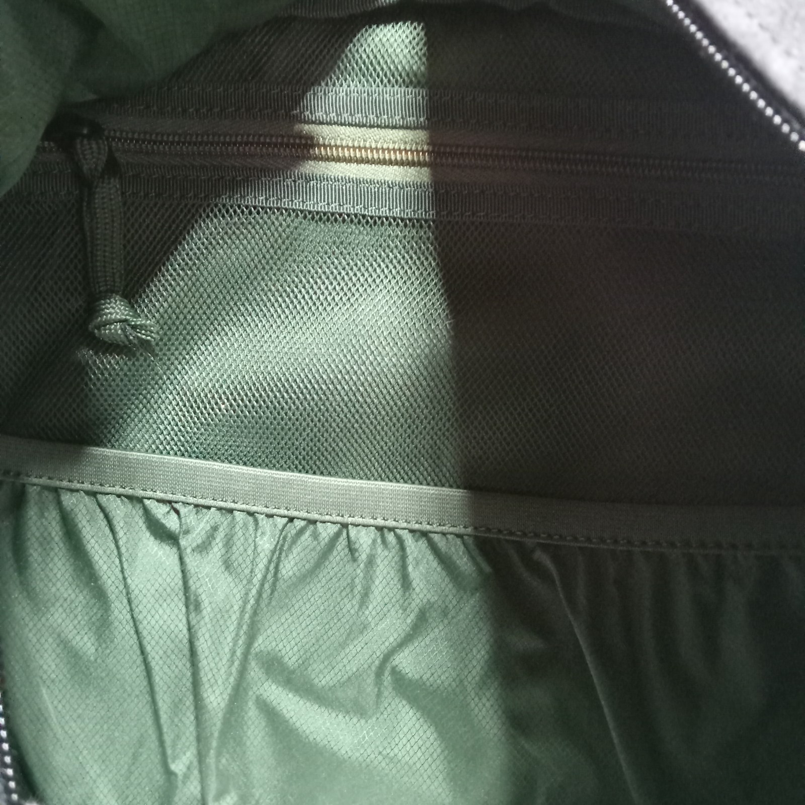 THULE Brand New Vea Backpack Daypack Laptop Camera Padded Gray Lots of Pockets