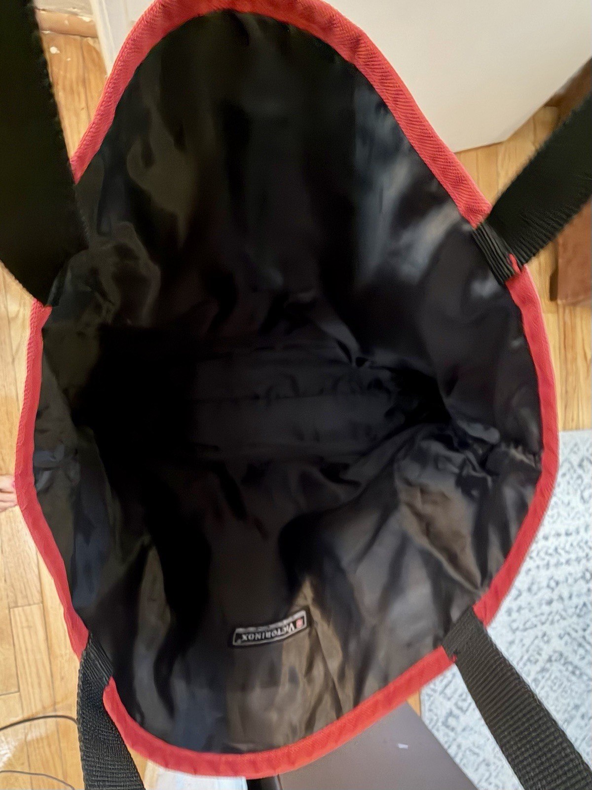 Victorinox Swiss Army Red Tote Bag Black Straps Classic Vertical Zipper Pocket