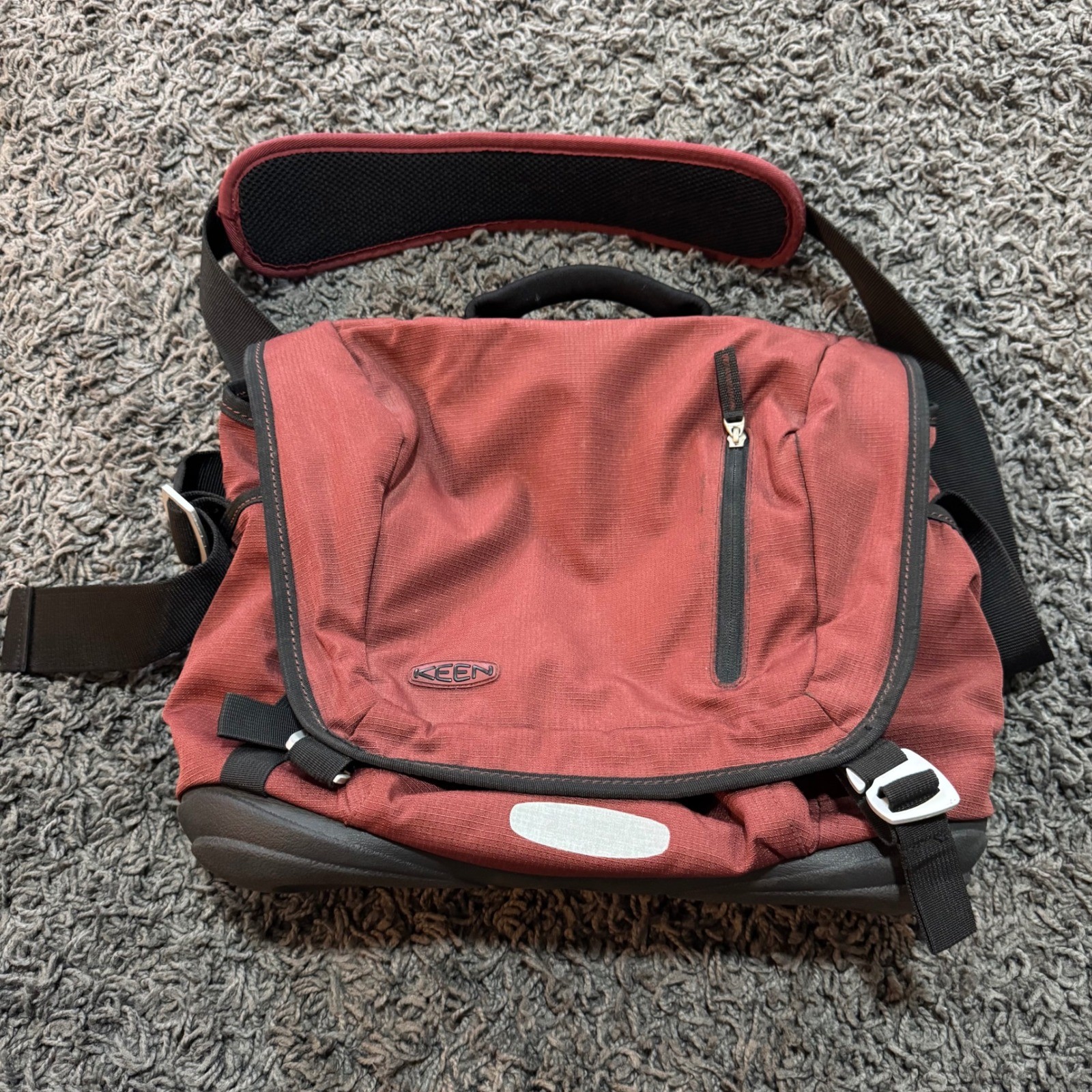 KEEN Messenger Bag Commuter Shoulder Travel Laptop Tablet Satchel Red
