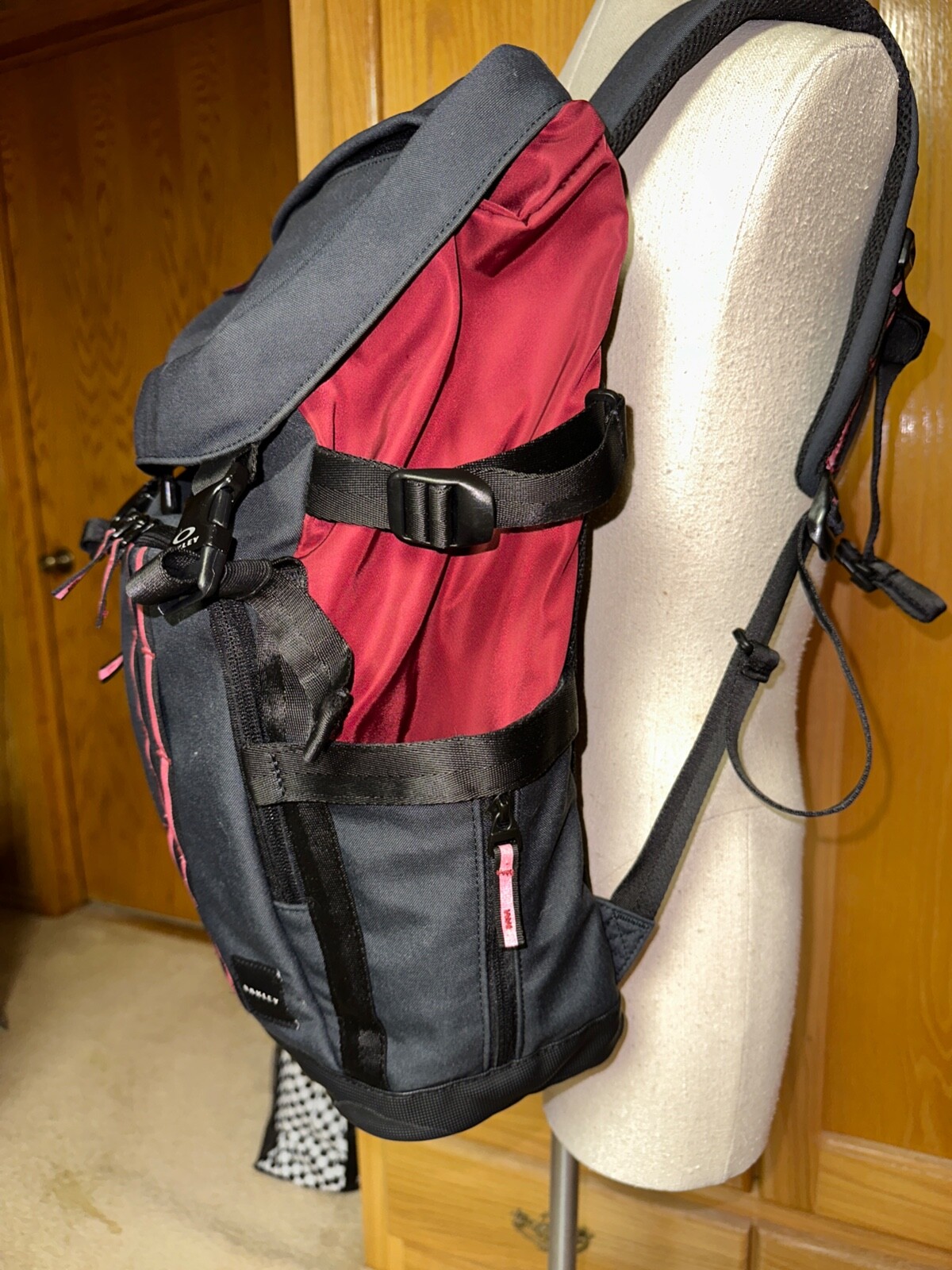 OAKLEY Utility Organizing large rucksack backpack Black/maroon EUC