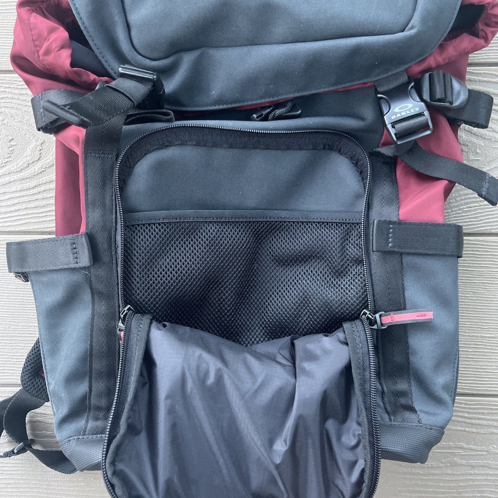 OAKLEY Utility Organizing Backpack Rucksack Large Black Maroon Bag