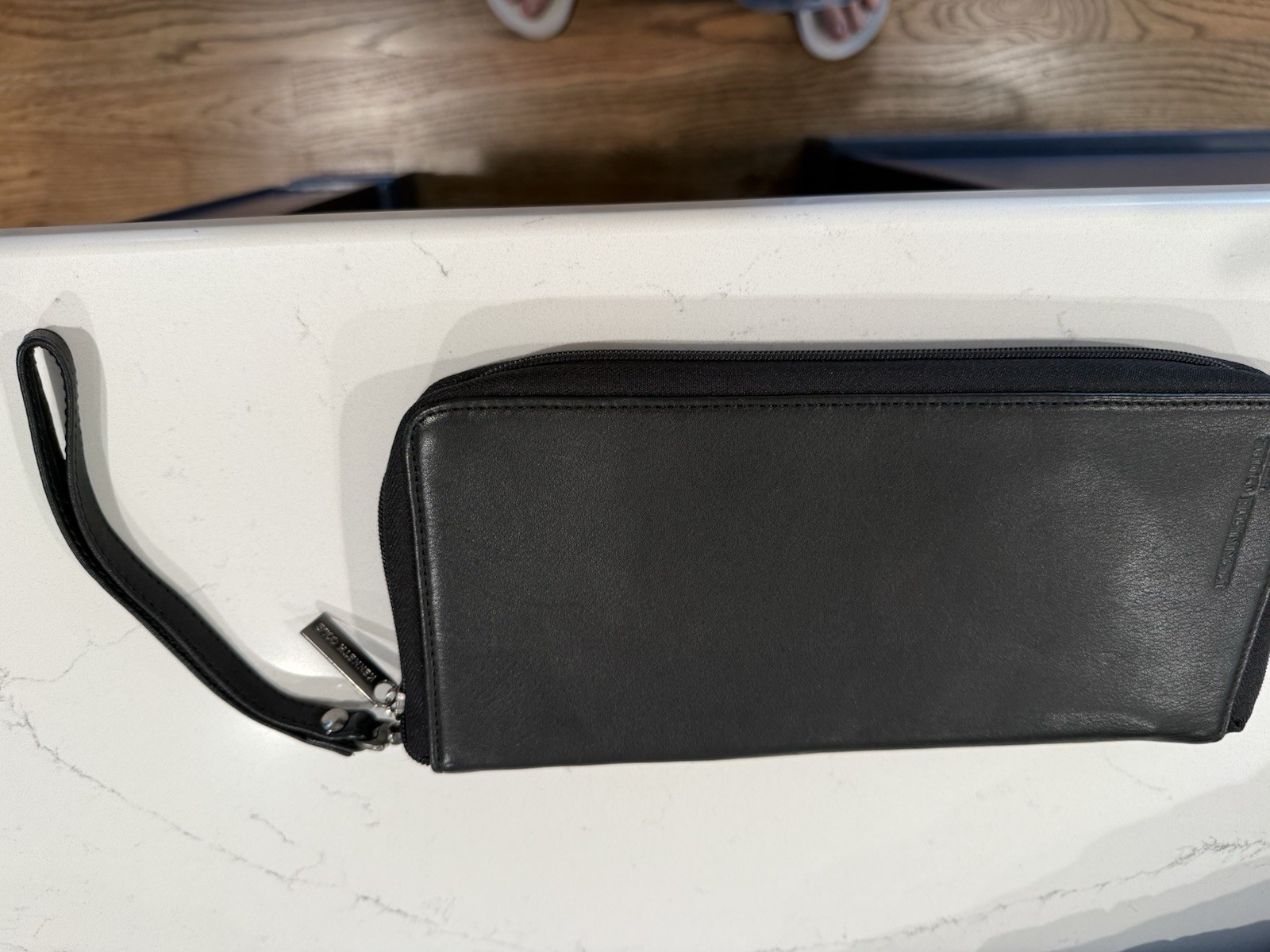 Kenneth Cole NY Black Leather Travel Document Case EUC Zip Up Wrist Strap Pocket