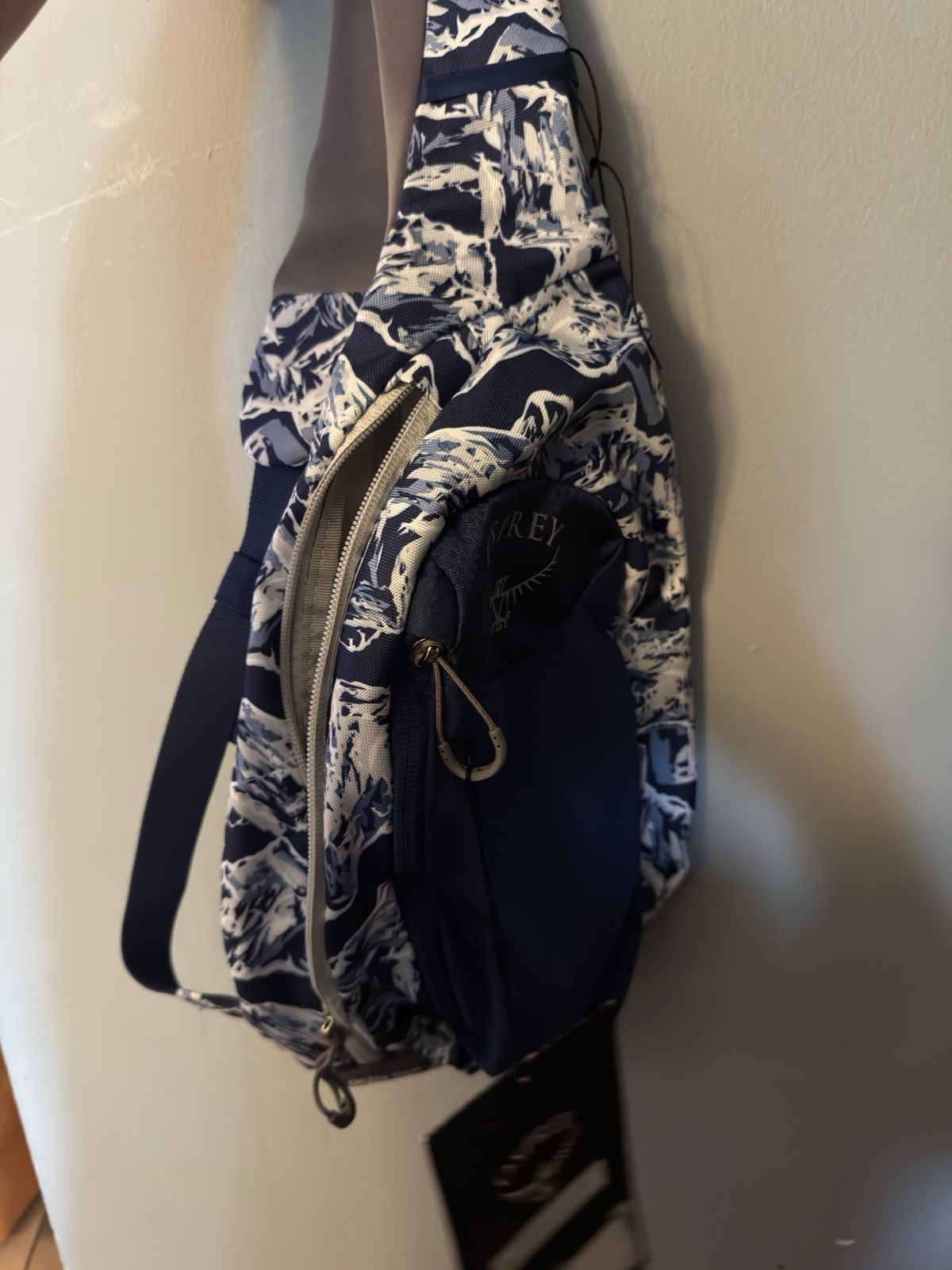 Osprey Daylite Sling Bag Blue Mountain Cell Phone Sleeve Single Shoulder Strap