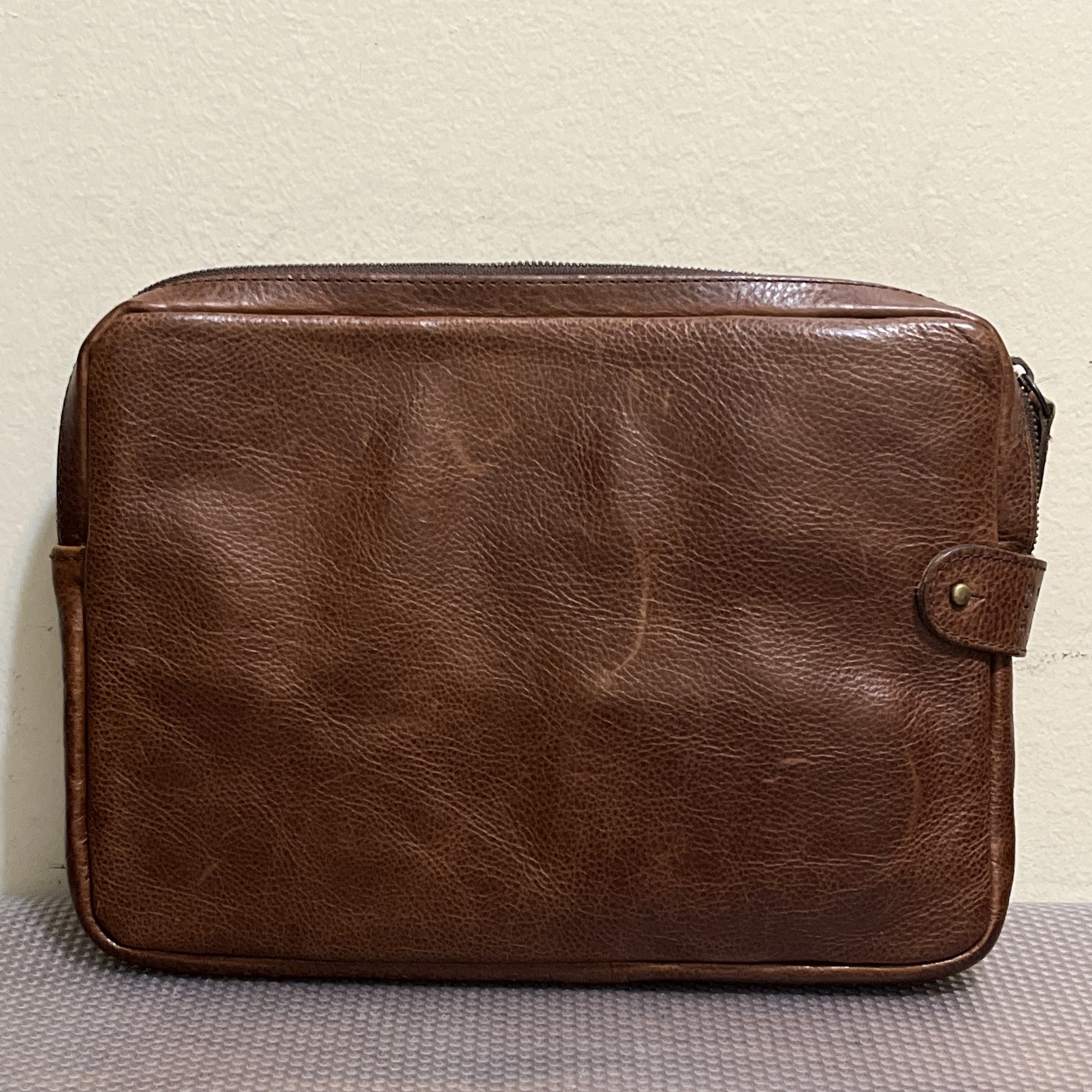 Moore & Giles Leather Tech Pocket Titan Milled Brown With Built In Powder Bank