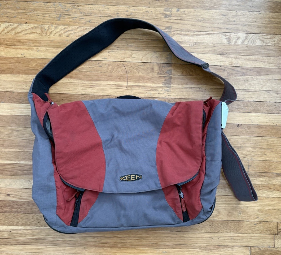 Keen Hybrid Transport Messenger Bag Durable Rubber Bottom Heavy Red Gray Large