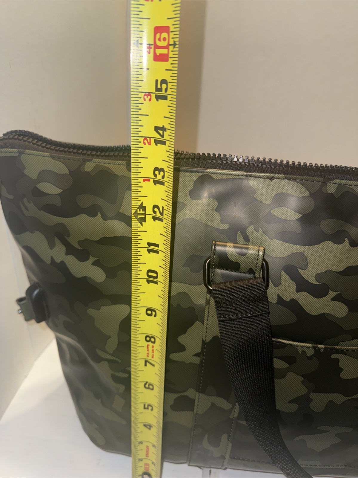 Duchamp Rubberized Camo Tote Duffle Bag Carryall Travel Gym Weekender USB cable