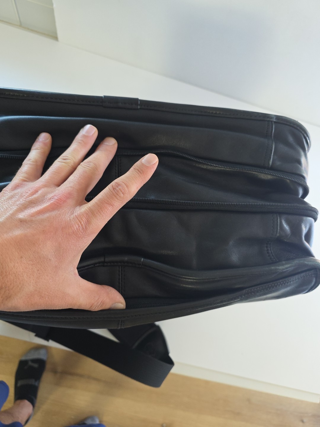Victorinox Luxury 17” Expandable Black Leather Computer Briefcase Business Bag